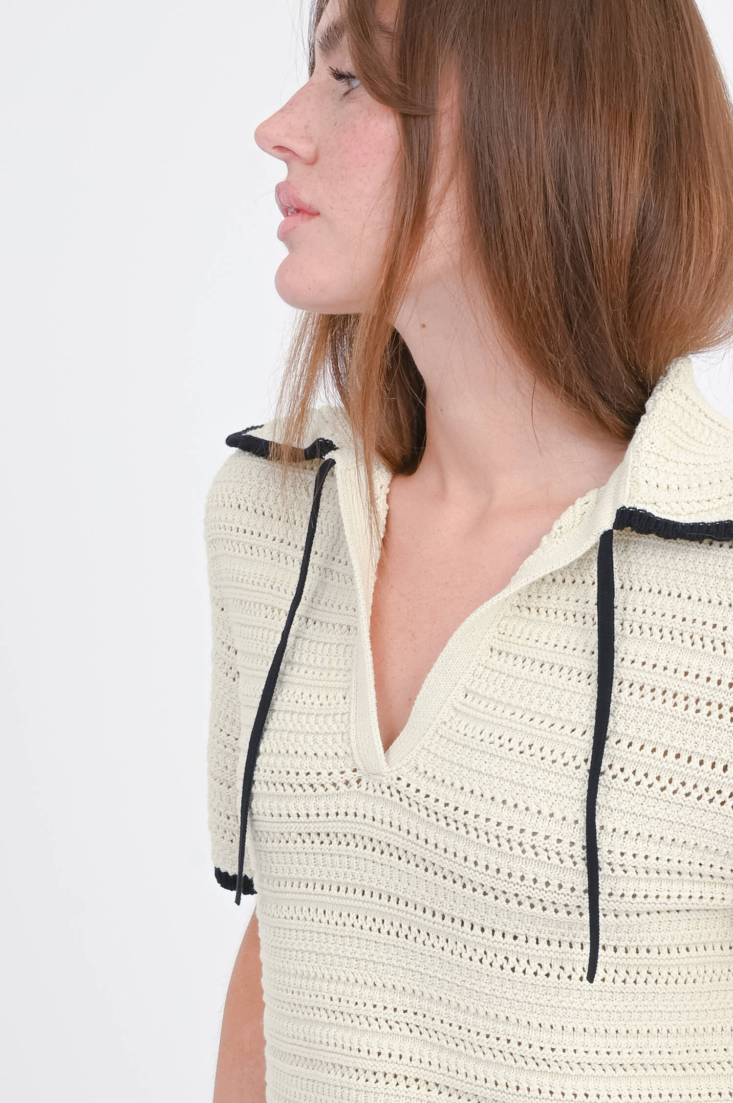 Lochstickerei-Polo in Cashew/Schwarz