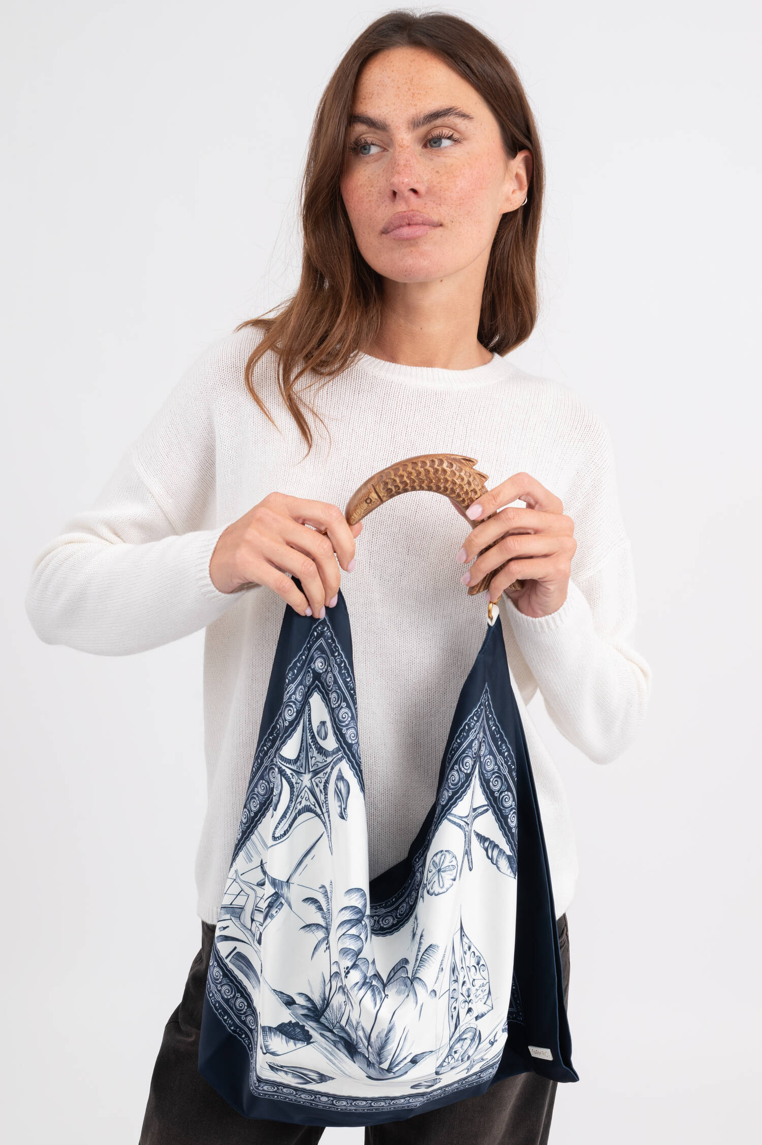Satin-Scarf Handbag in Off-White/Blau Satin-Scarf Handbag in Off-White/Blau