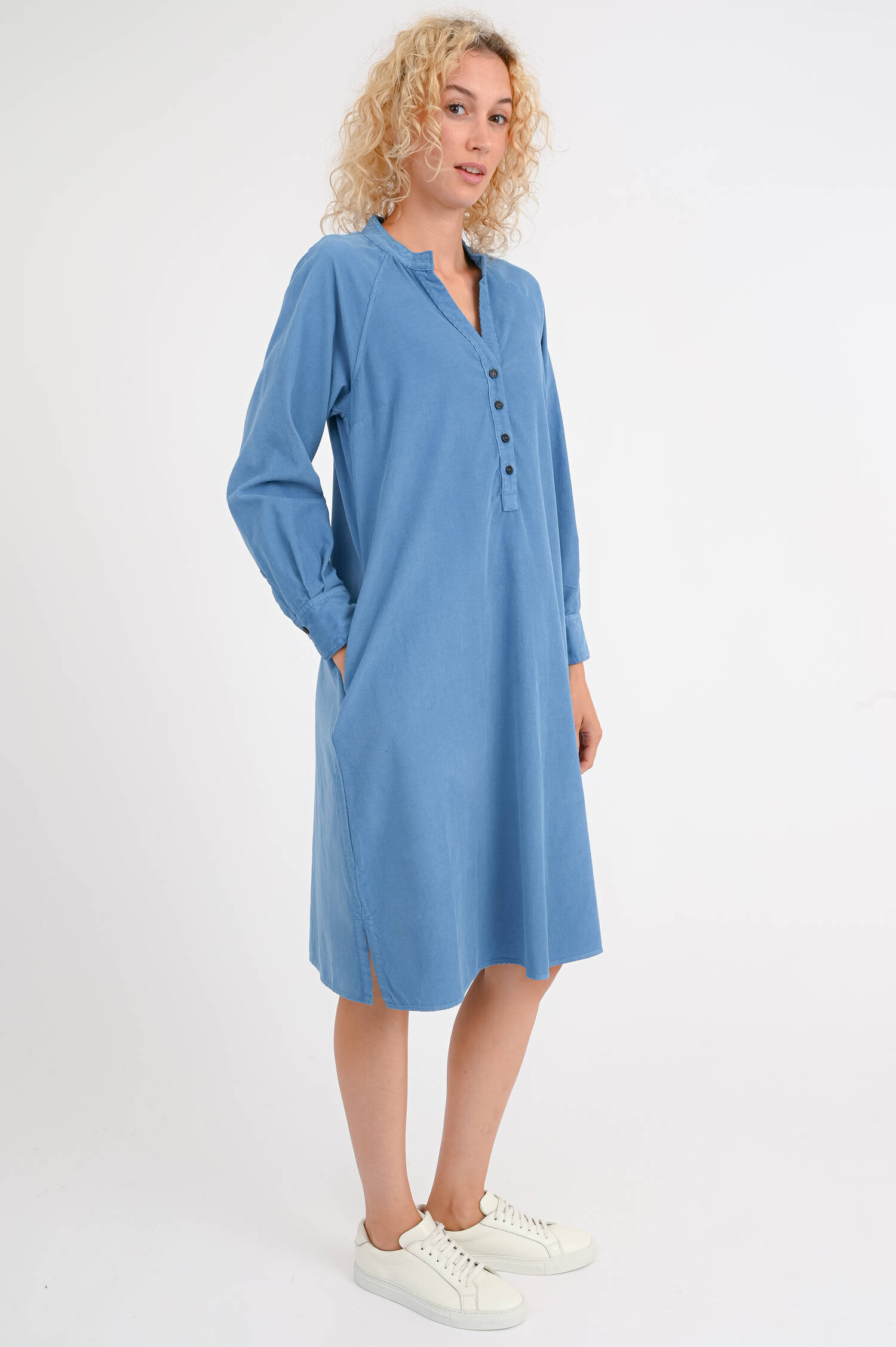 Blusenkleid aus feinem Cord in Blau Blusenkleid aus feinem Cord in Blau