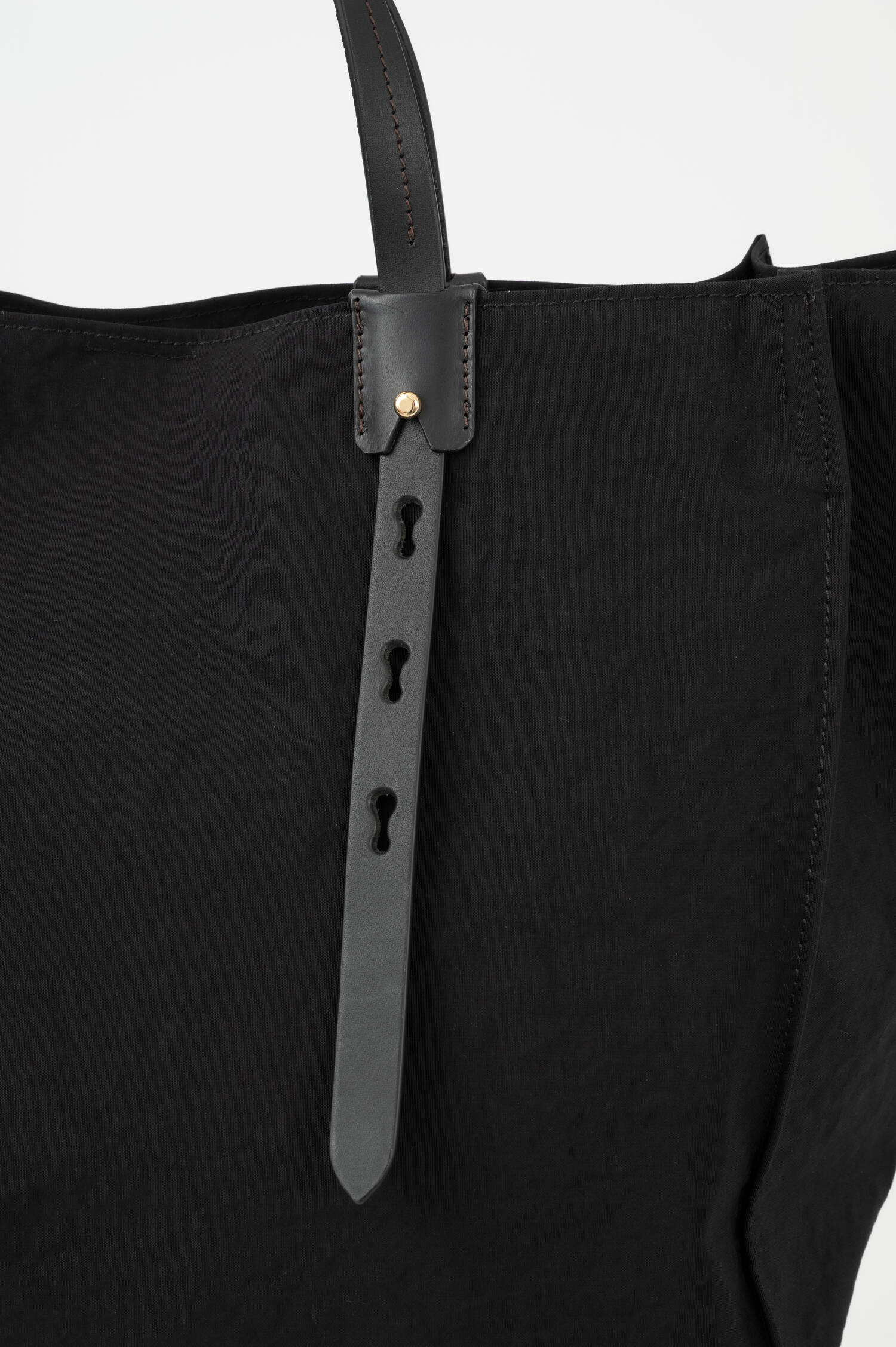 Tasche EDGE TOTE 42 in Schwarz Tasche EDGE TOTE 42 in Schwarz