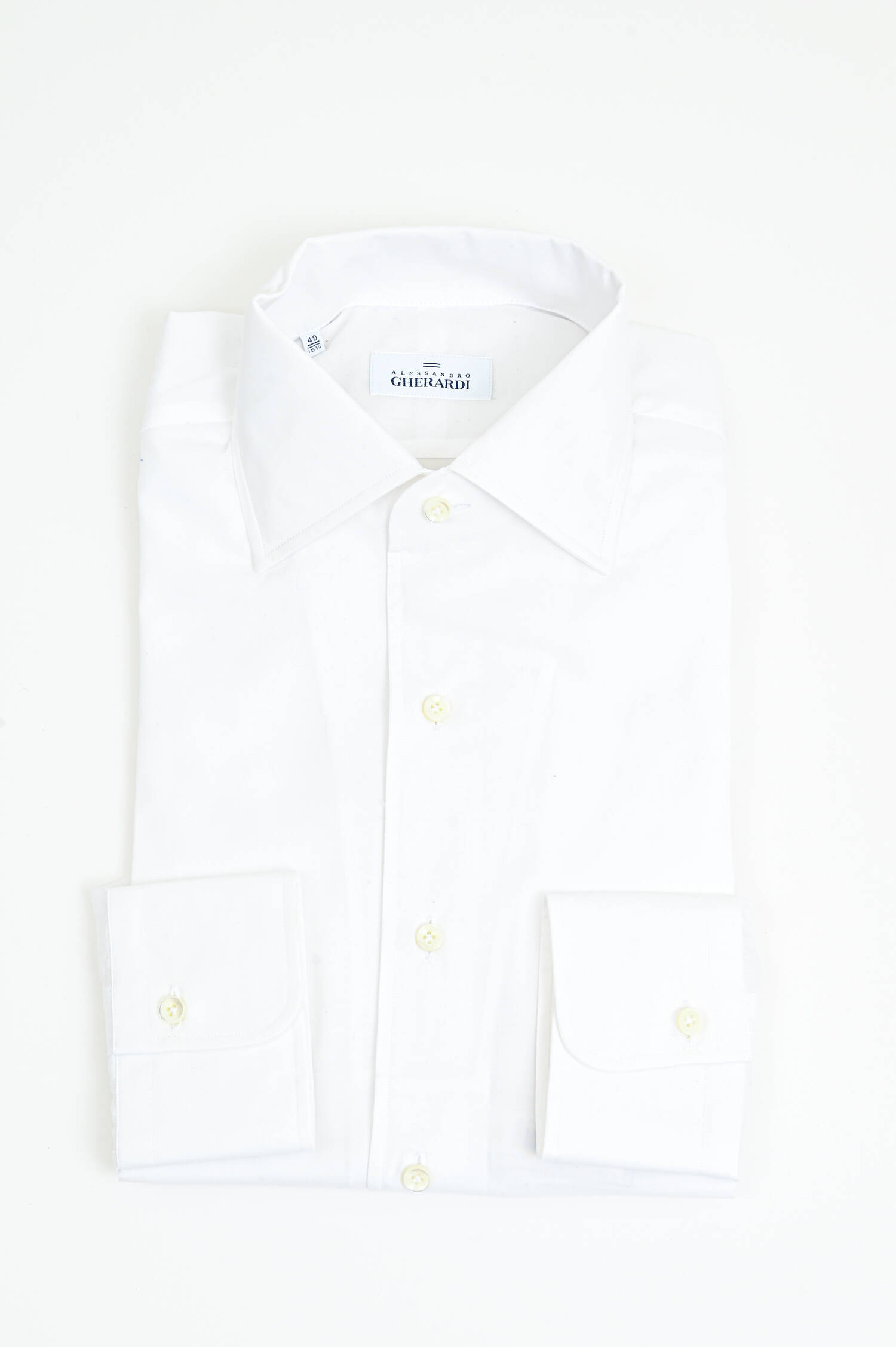 Hemd mit doppelt unterlegtem Kragen in Weiß