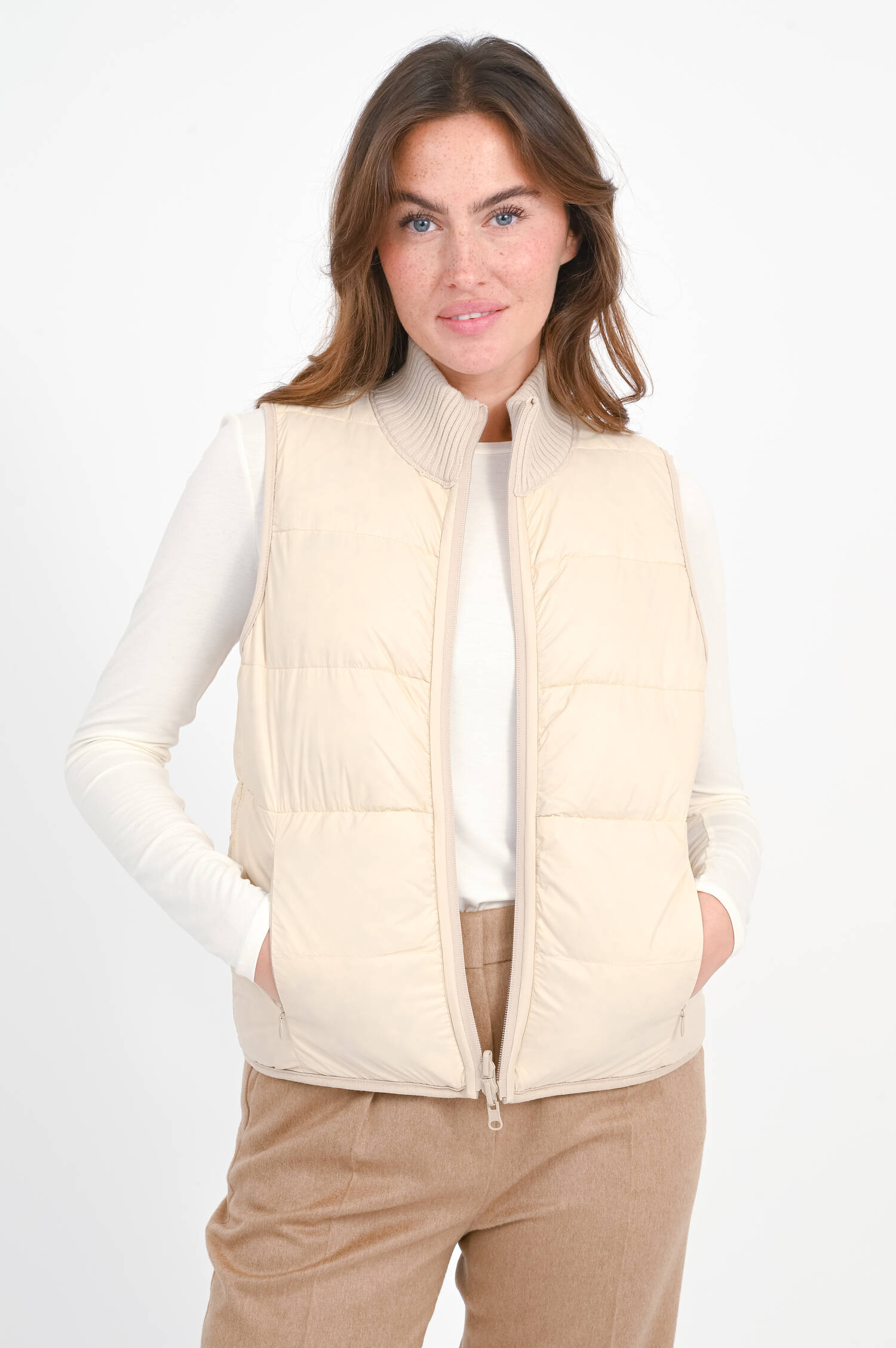 Daunen-Wendegilet mit Zopfstrick-Muster in Natural