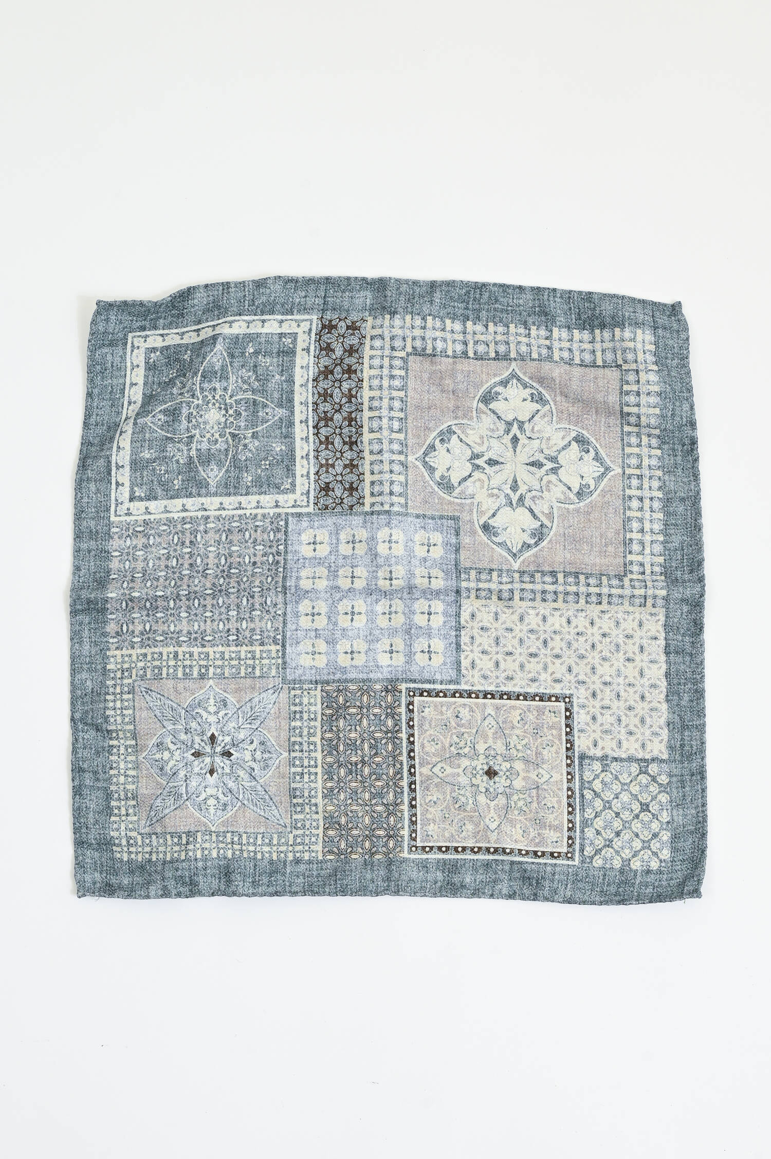 Einstecktuch aius Seide in Grau/Grün gemustert