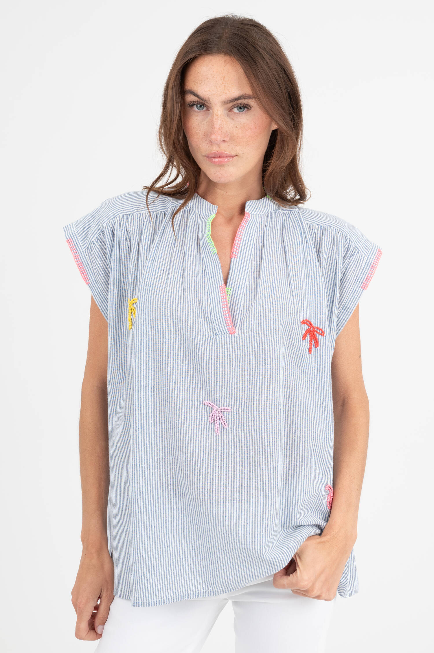 Bluse mit Perlen-Applikation in Ecru/Blau