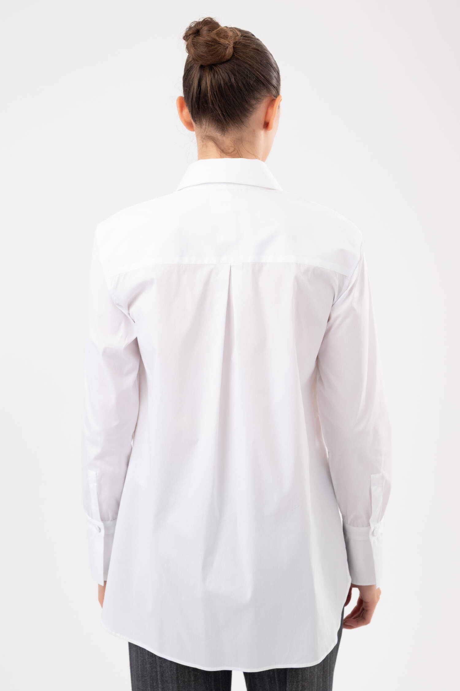 Bluse mit verlängertem Rücken in Weiß