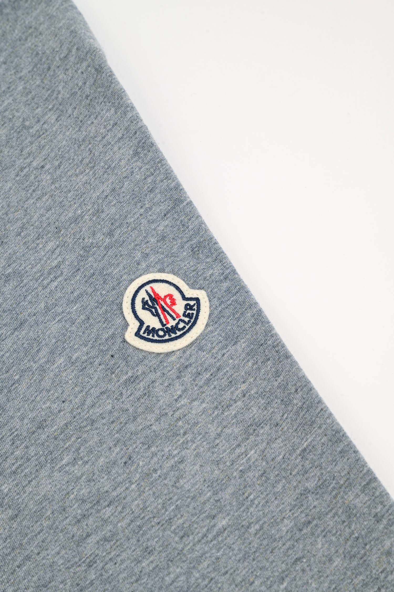 T-Shirt mit Logo-Stickerei in Grau T-Shirt mit Logo-Stickerei in Grau