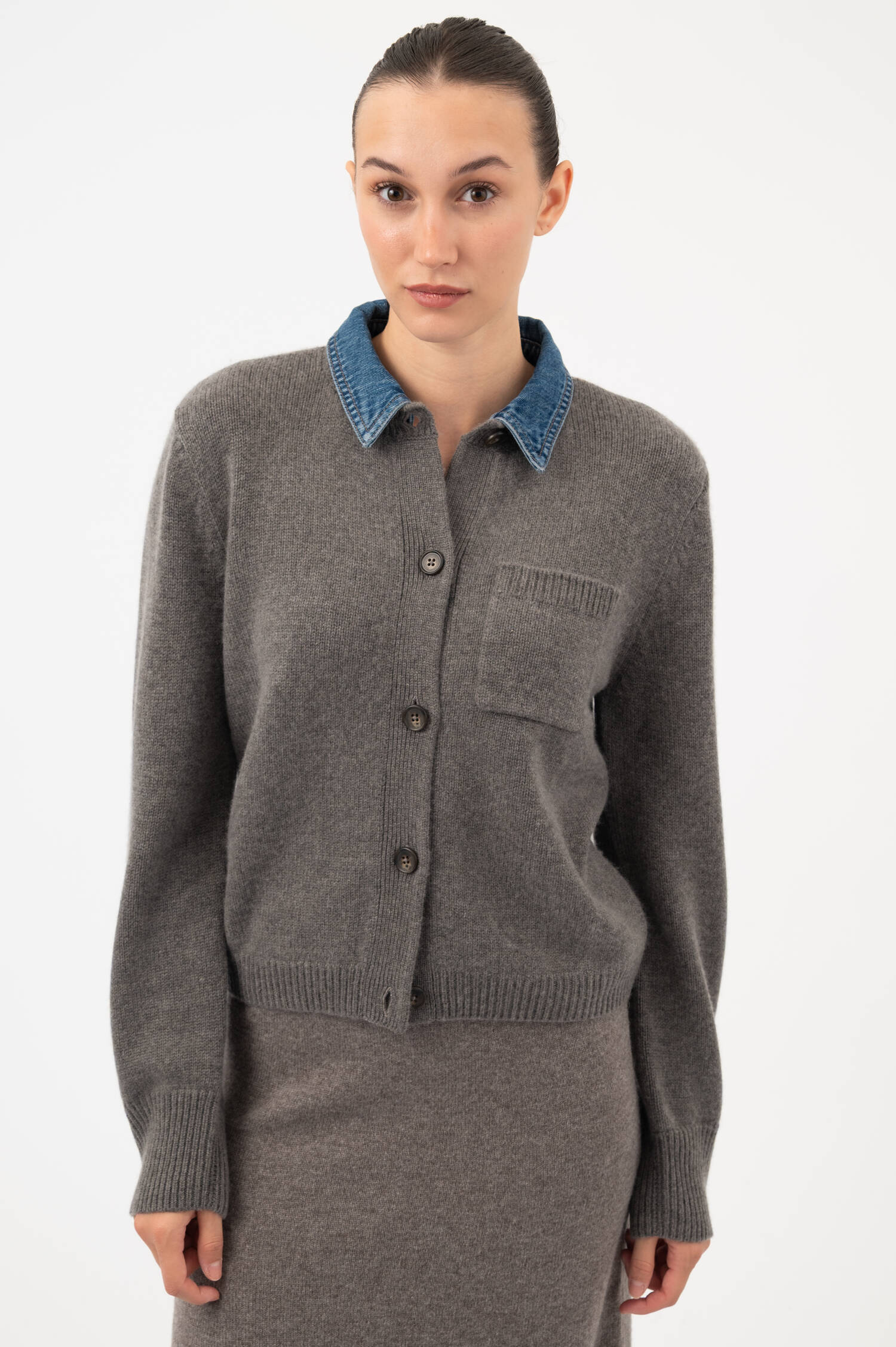 Strickjacke mit Denim-Einsatz in Taupe/Blau Strickjacke mit Denim-Einsatz in Taupe/Blau