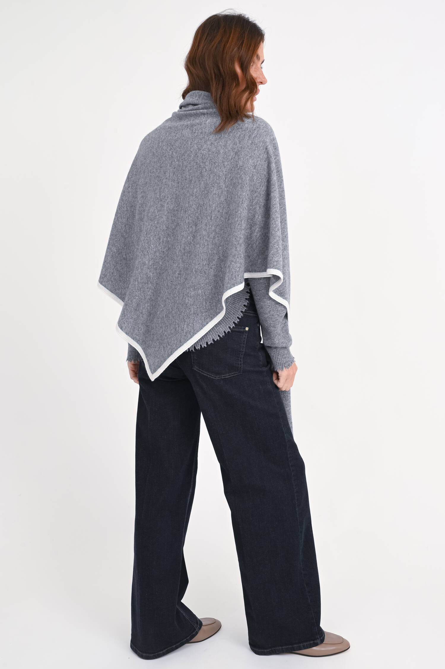 Poncho mit Kontrastfarbe in Grau