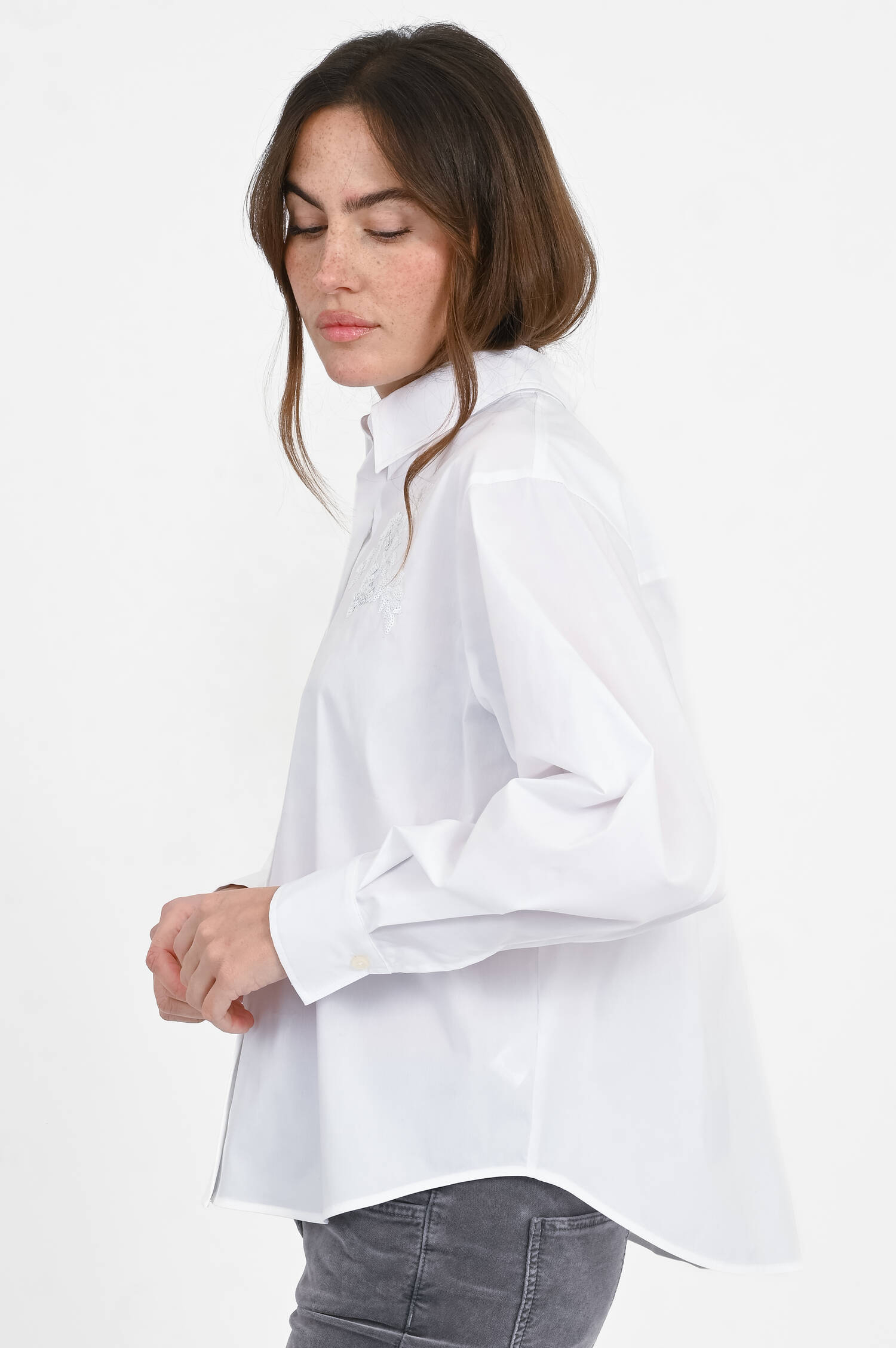 Bluse ELSA mit floralen Motiv in Weiß Bluse ELSA mit floralen Motiv in Weiß