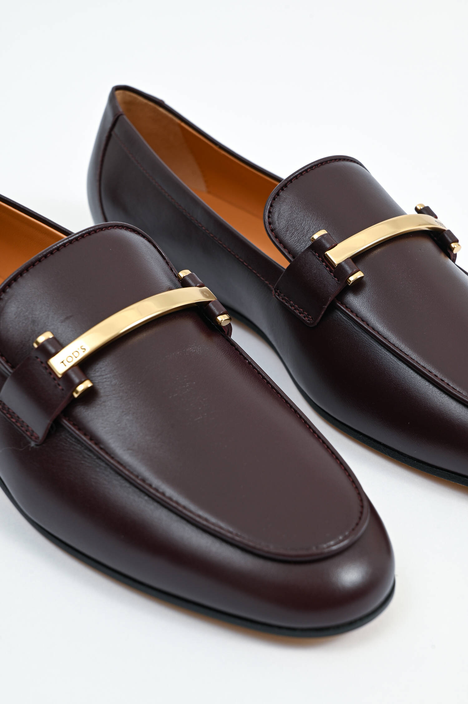 Leder-Loafer mit Metall-Riemen in Aubergine