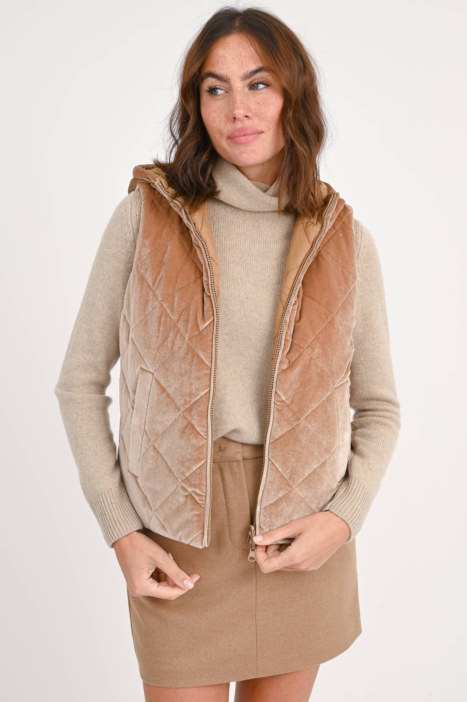 Wendegilet mit Kapuze in Camel/Bronze Wendegilet mit Kapuze in Camel/Bronze