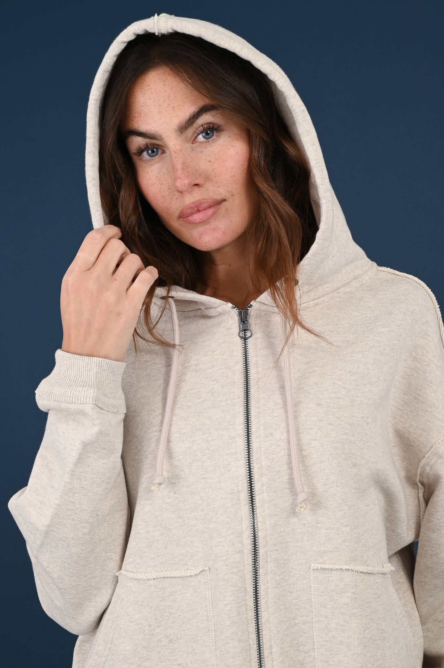 Kapuzensweater Good Mood Club in Light Beige