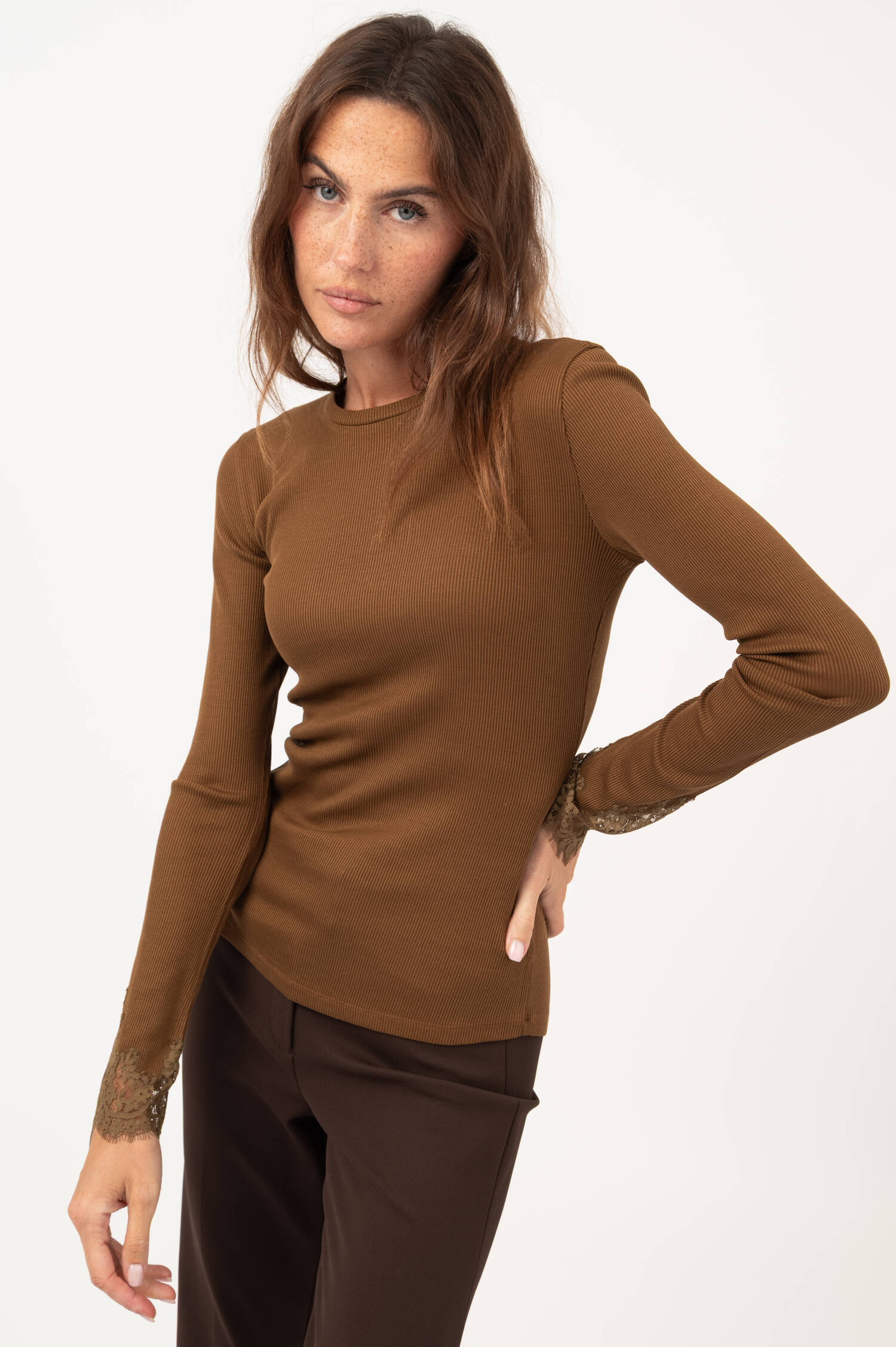 Langarm-Rippstrickshirt mit Spitze in Braun