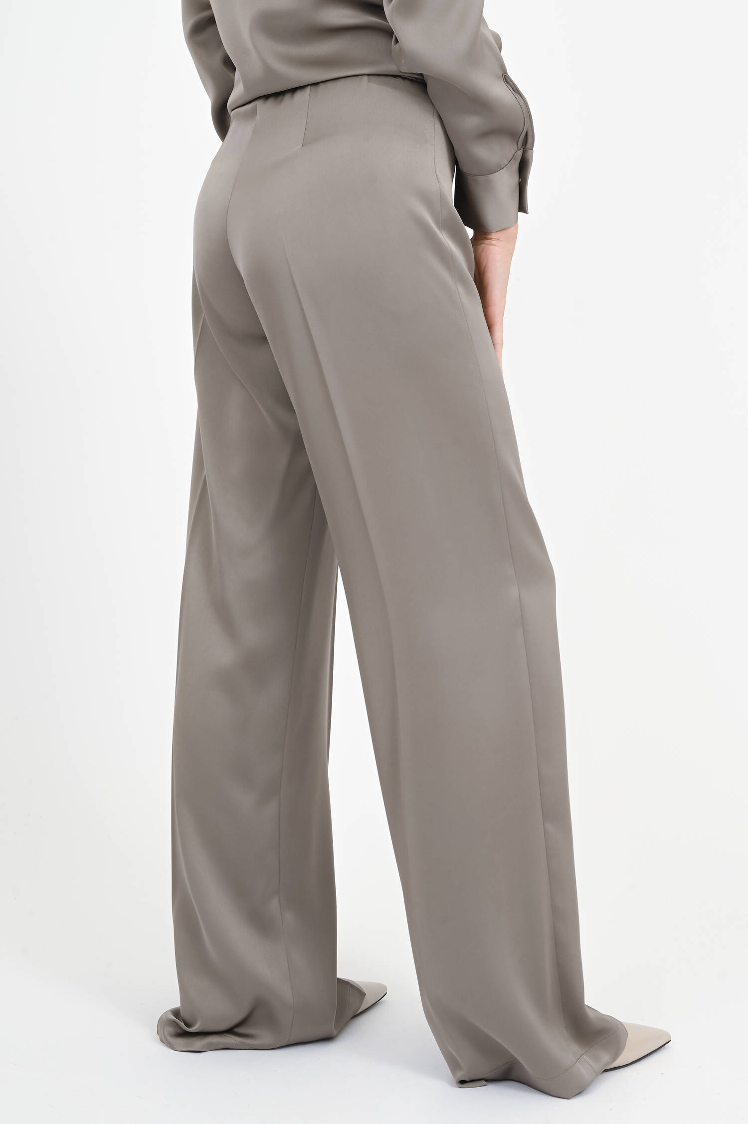 Hose in Satin-Optik in Taupe