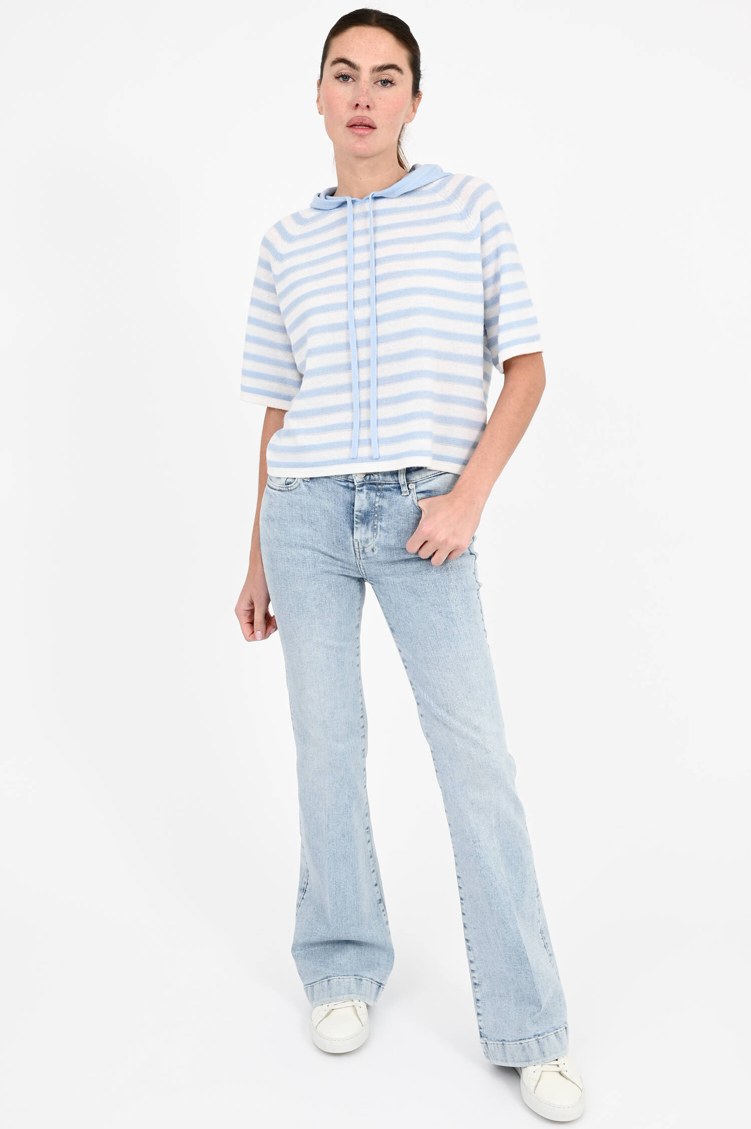 Kurzarm-Streifenhoodie in Hellblau/Creme