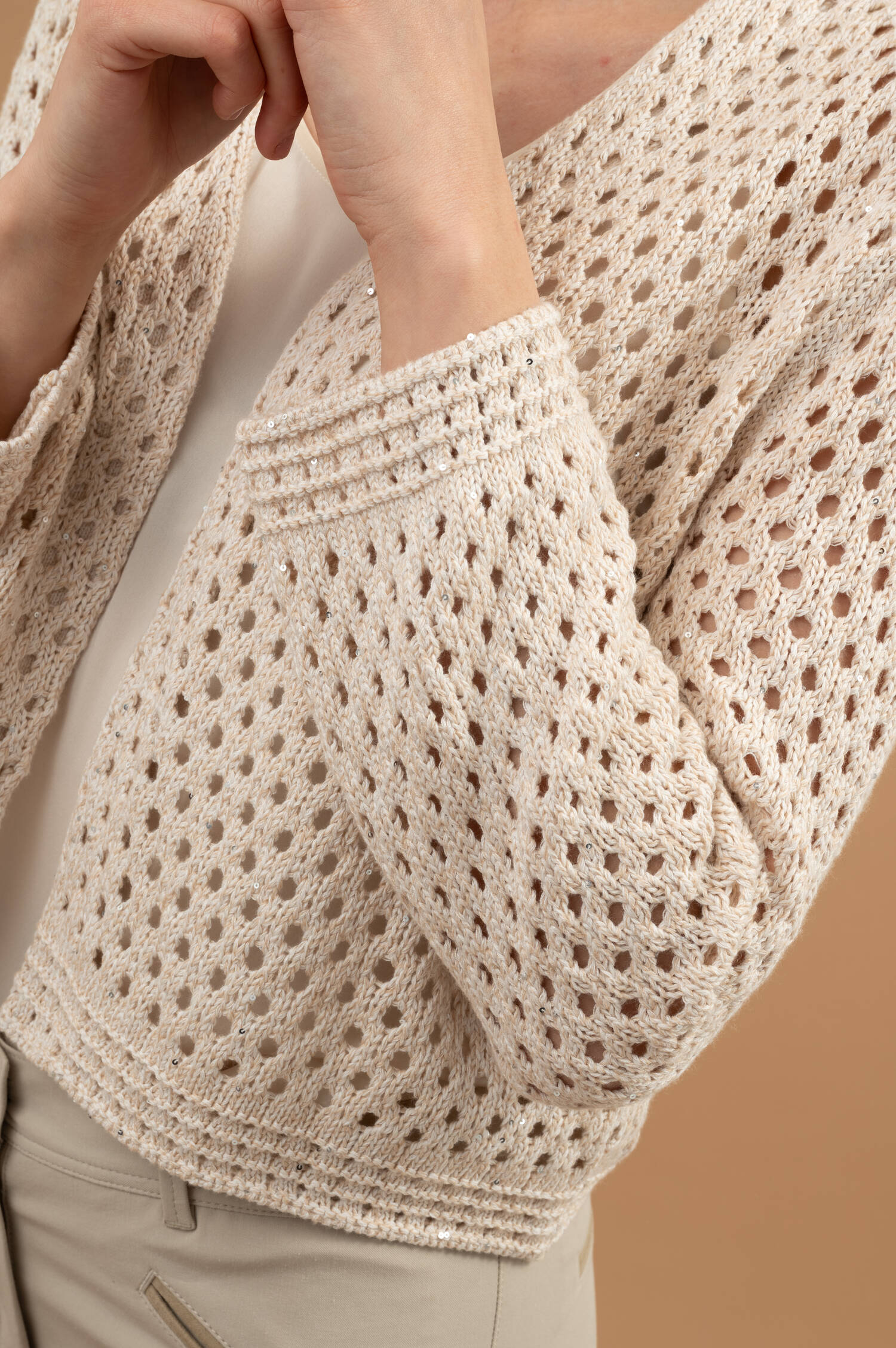 Lochstrickweste mit Pailletten in Beige
