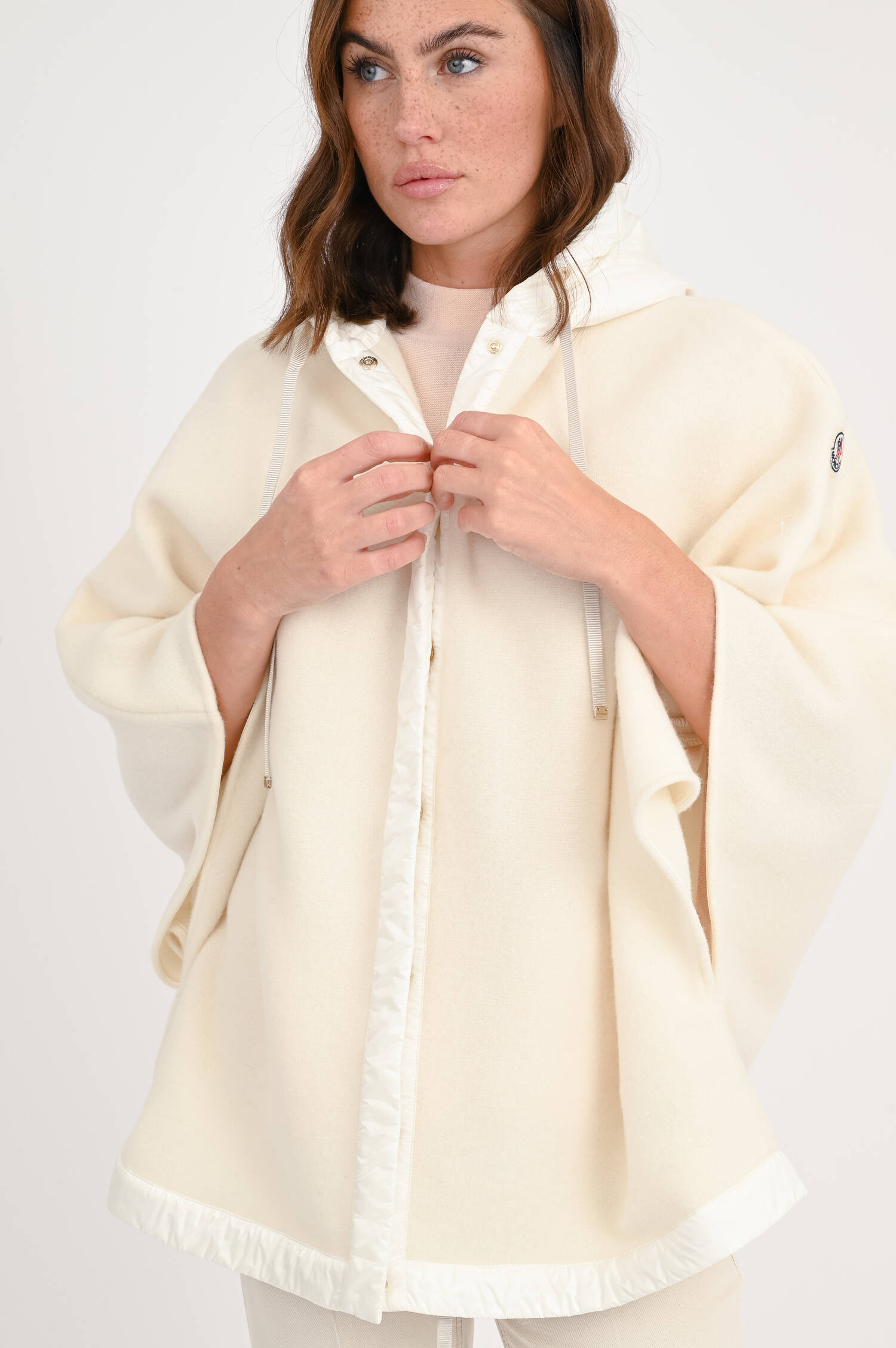 Cape aus Wolle in Creme Cape aus Wolle in Creme