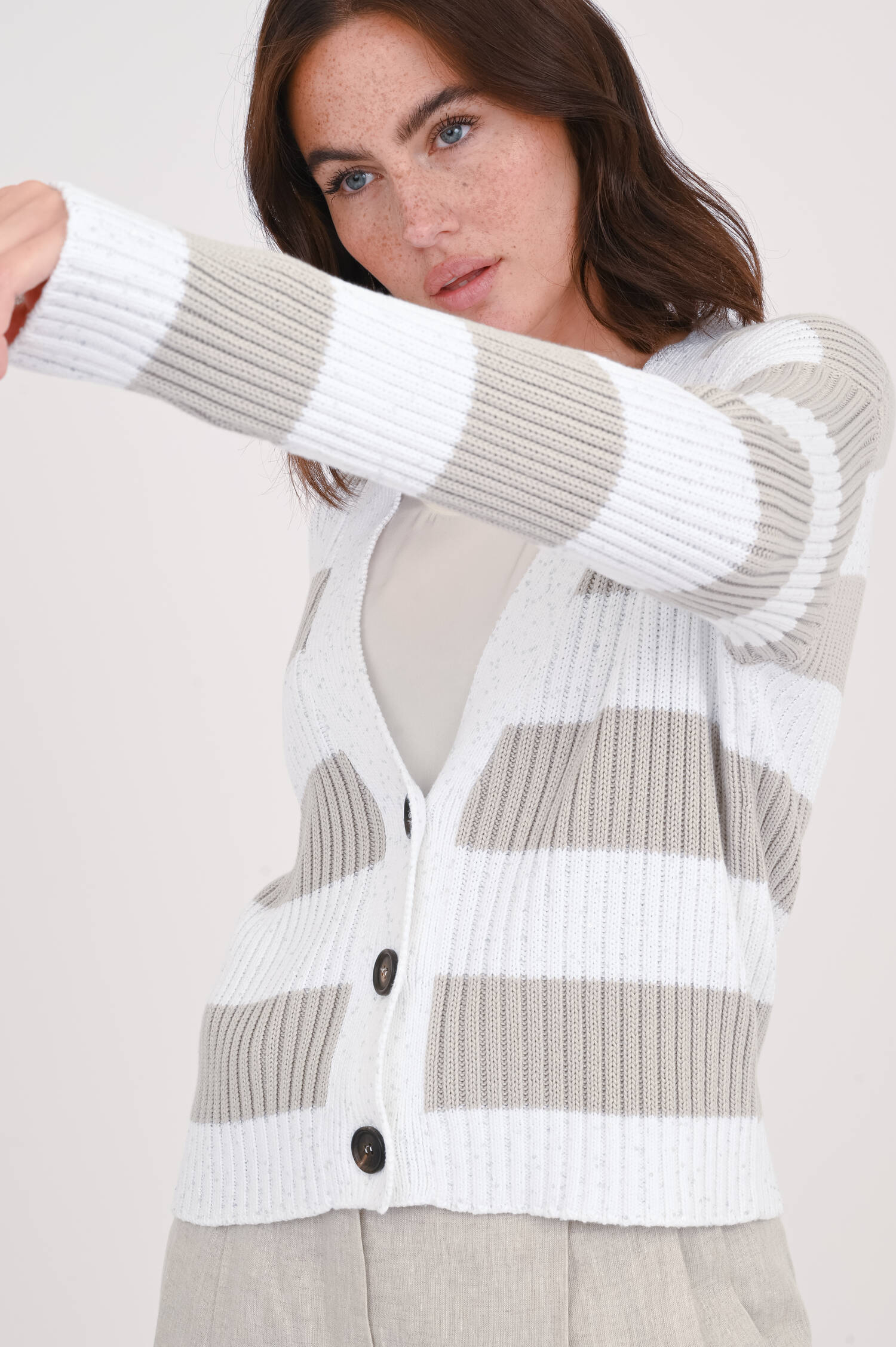 Gestreifte Strickweste in Taupe/Weiß