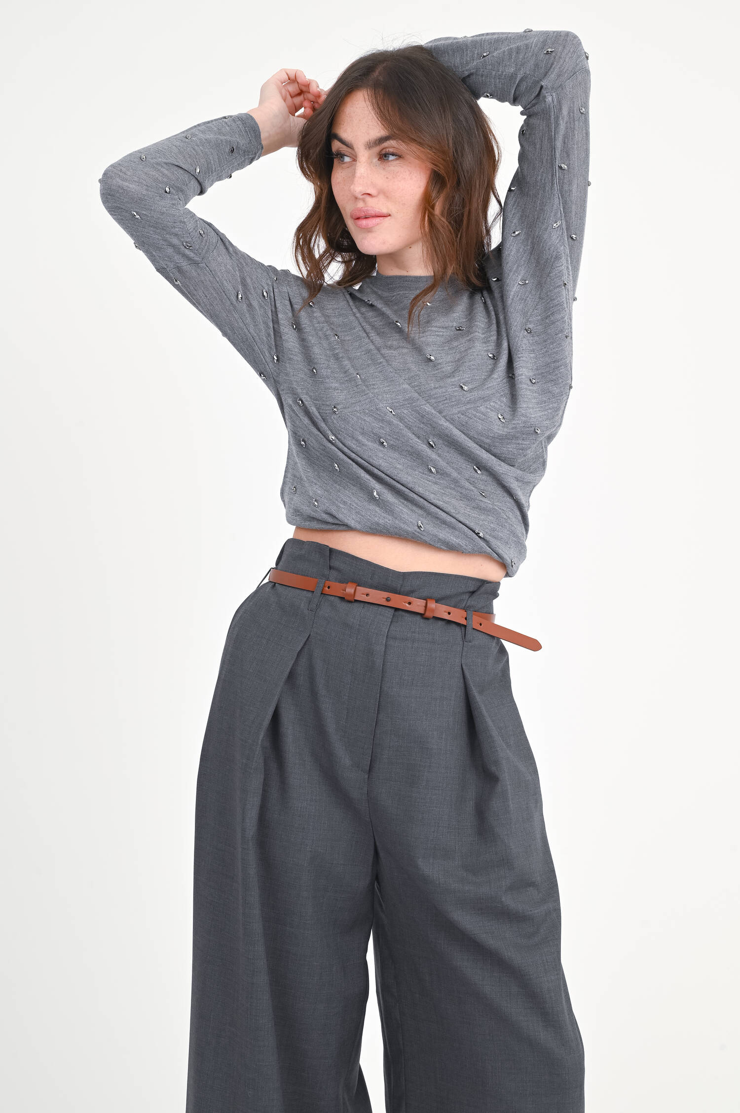 Strickshirt mit Raffungen und Steinchen in Grau