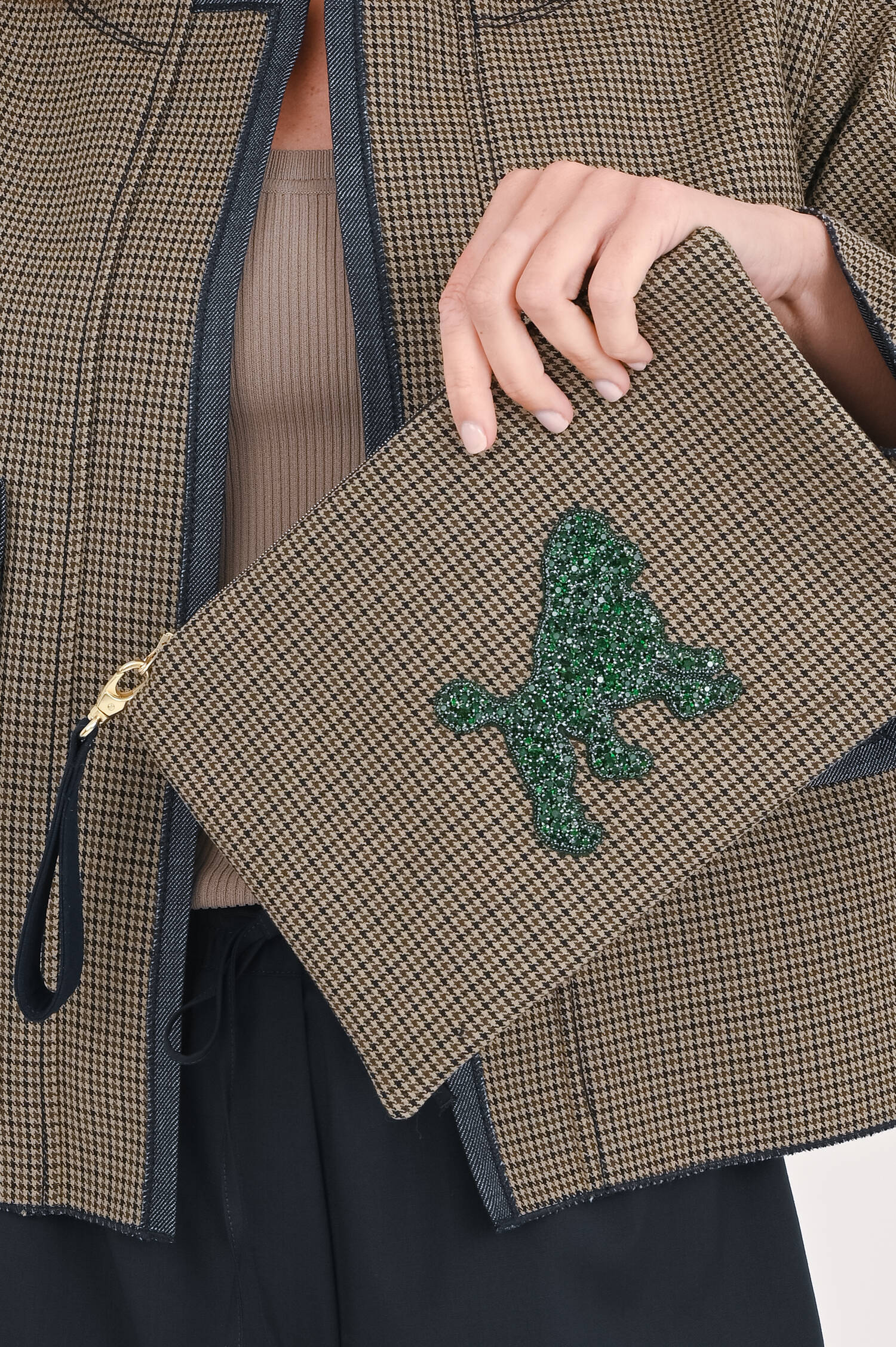 Karierte Clutch mit glitzerndem Pudel in Khaki