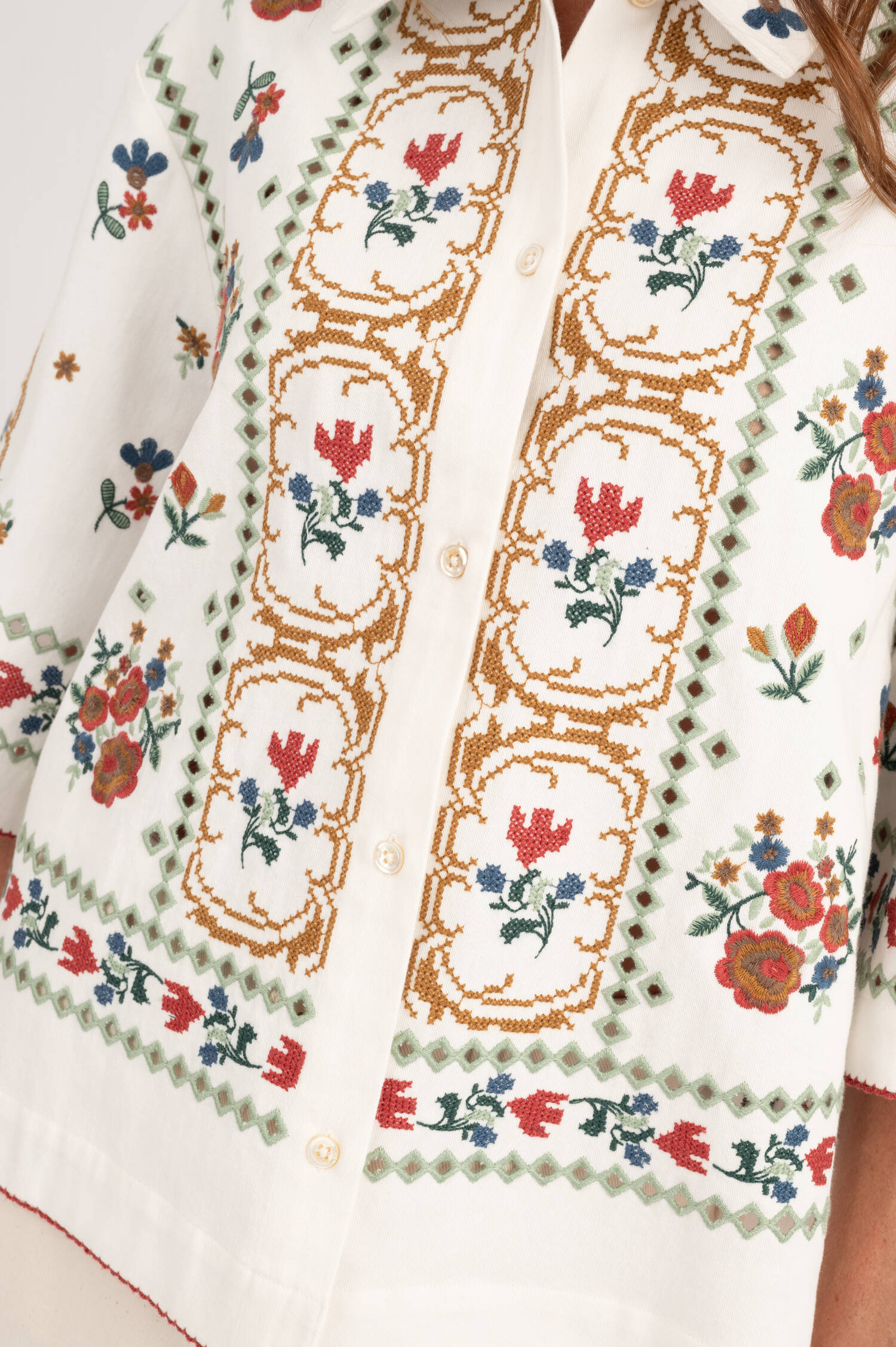 Bluse FARSA mit floralem Stick in Weiß