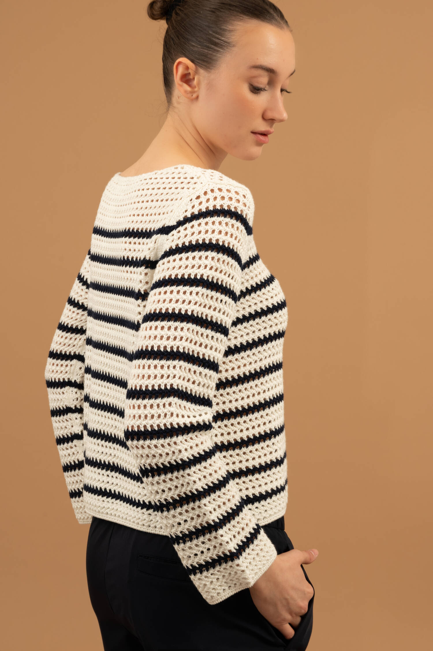 Lochstrick Pullover in Weiß/Blau gestreift