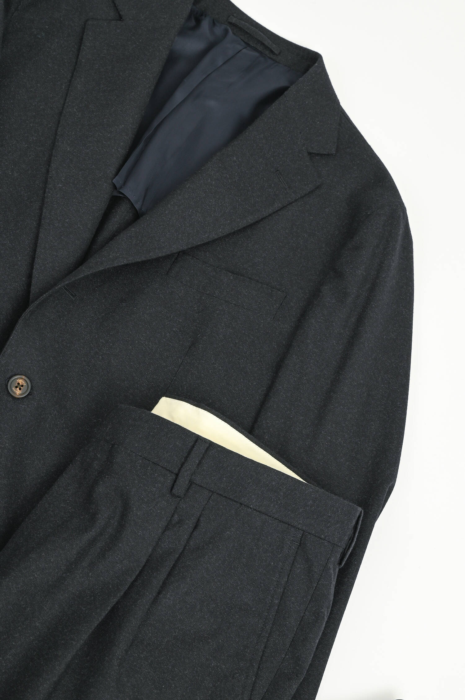 Anzug aus Wolle in Dunkelgrau Anzug aus Wolle in Dunkelgrau