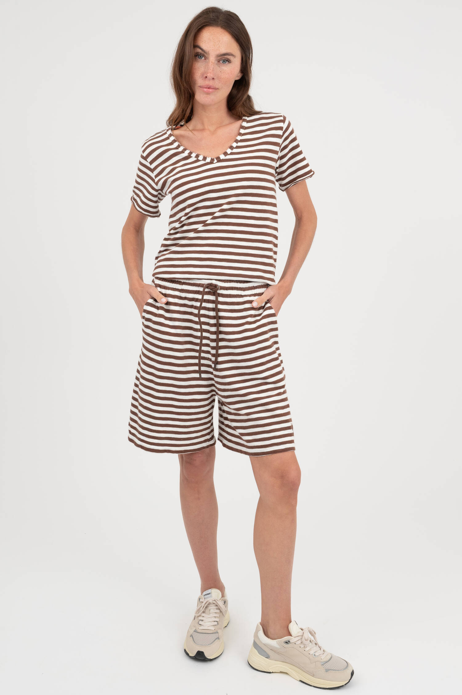 Gestreifte Bermuda Short in Braun/Weiß Gestreifte Bermuda Short in Braun/Weiß