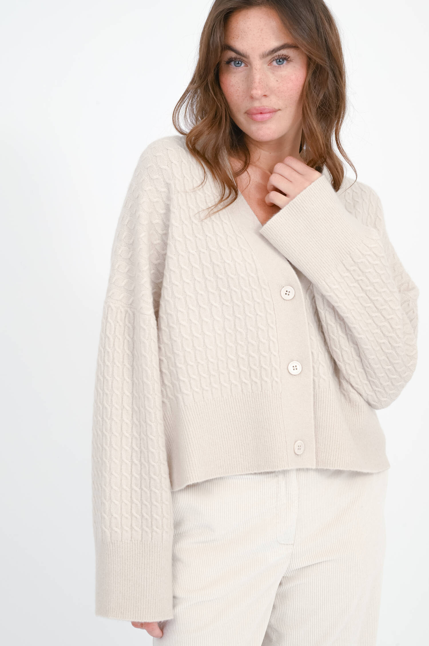 Strickjacke mit Zopfstrick in Beige