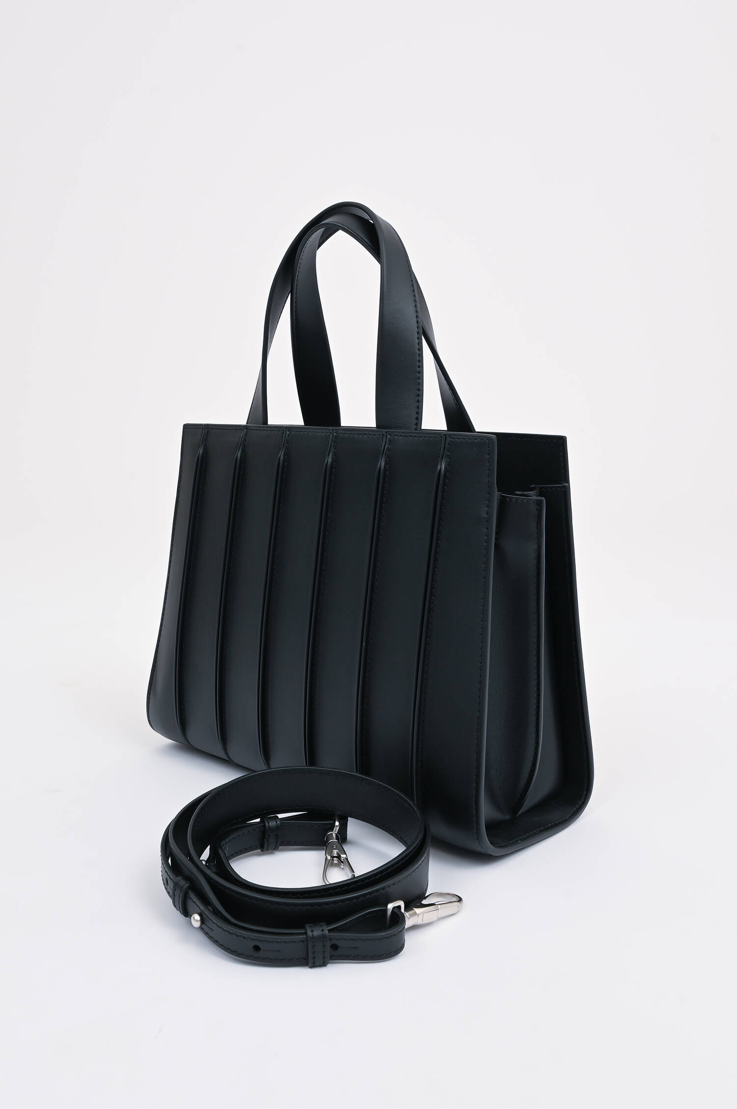 Tasche mit abgesteppten Lederdetails in Schwarz Tasche mit abgesteppten Lederdetails in Schwarz