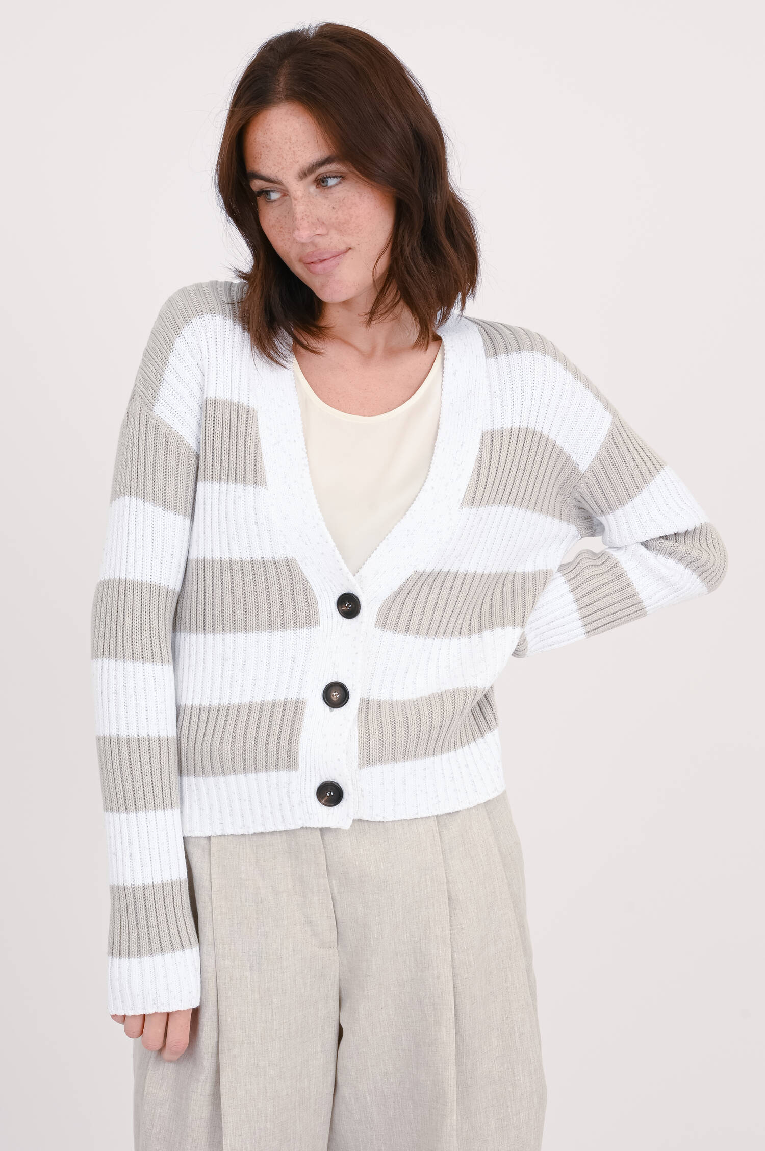 Gestreifte Strickweste in Taupe/Weiß