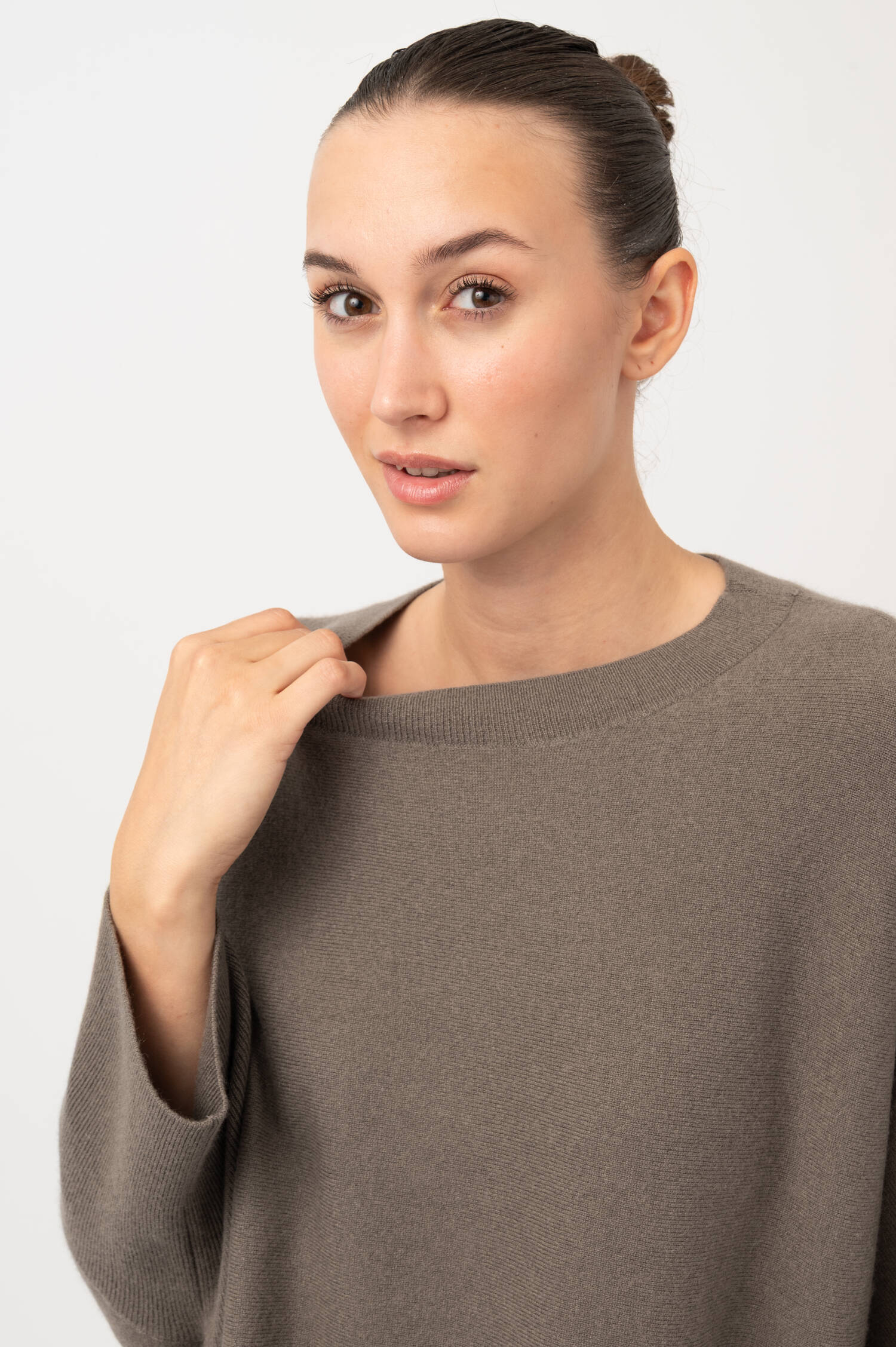Feinstrick Poncho mit Fransen in Taupe Feinstrick Poncho mit Fransen in Taupe