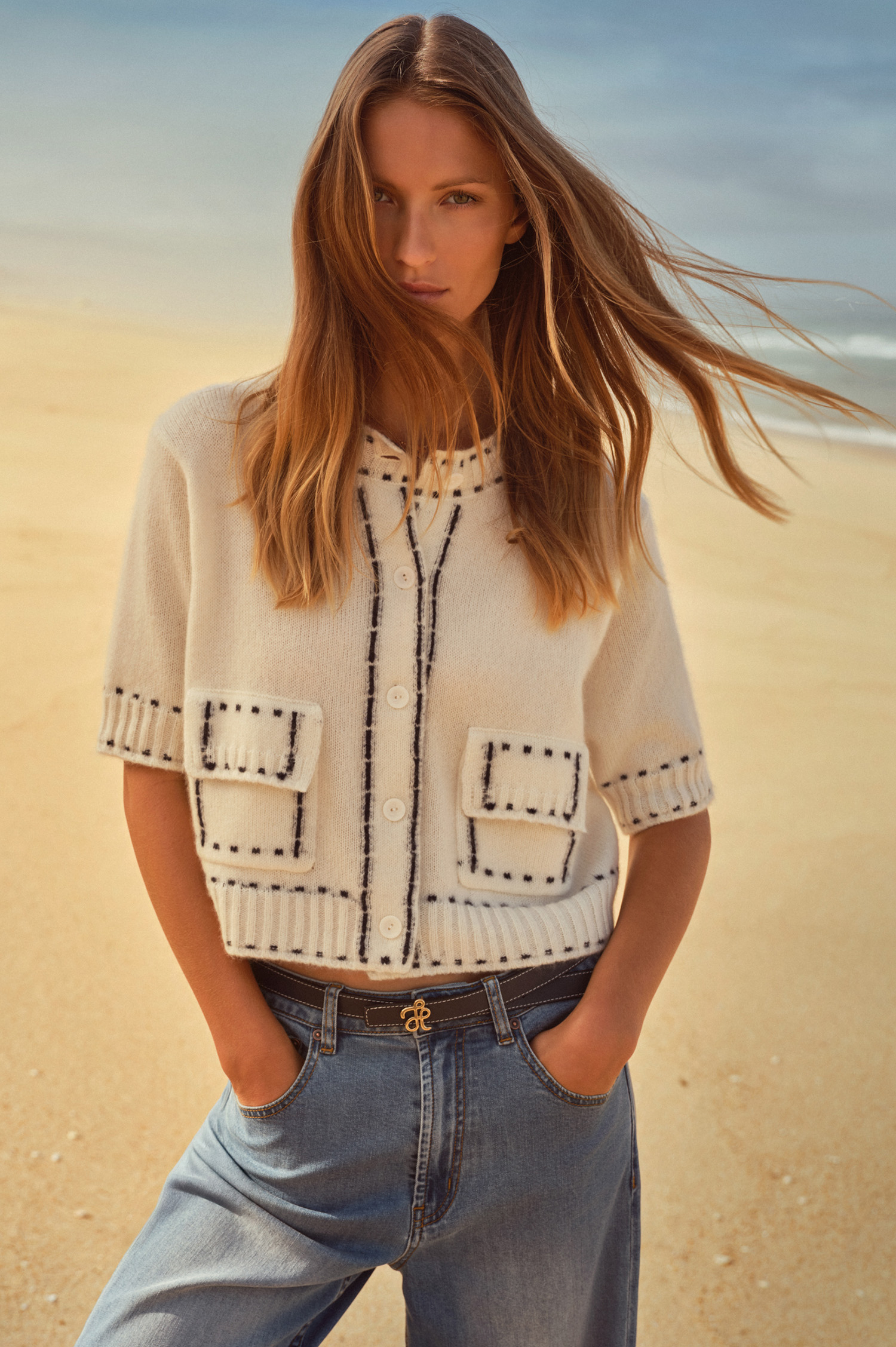 Feinstrickweste mit Kontrastnähten in Weiß/Schwarz