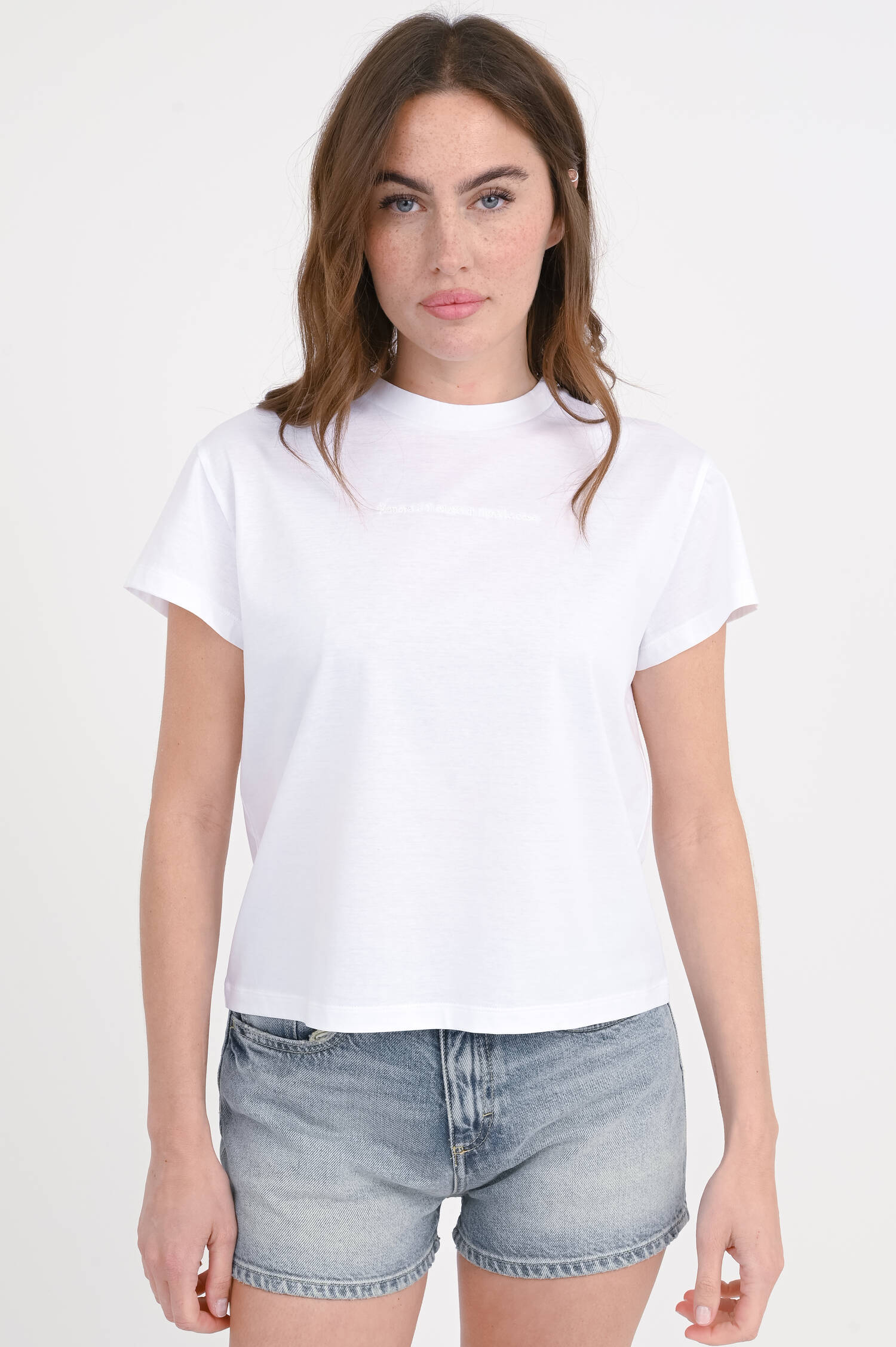 Boxy T-Shirt mit L'AMOUR Stickerei in Weiß