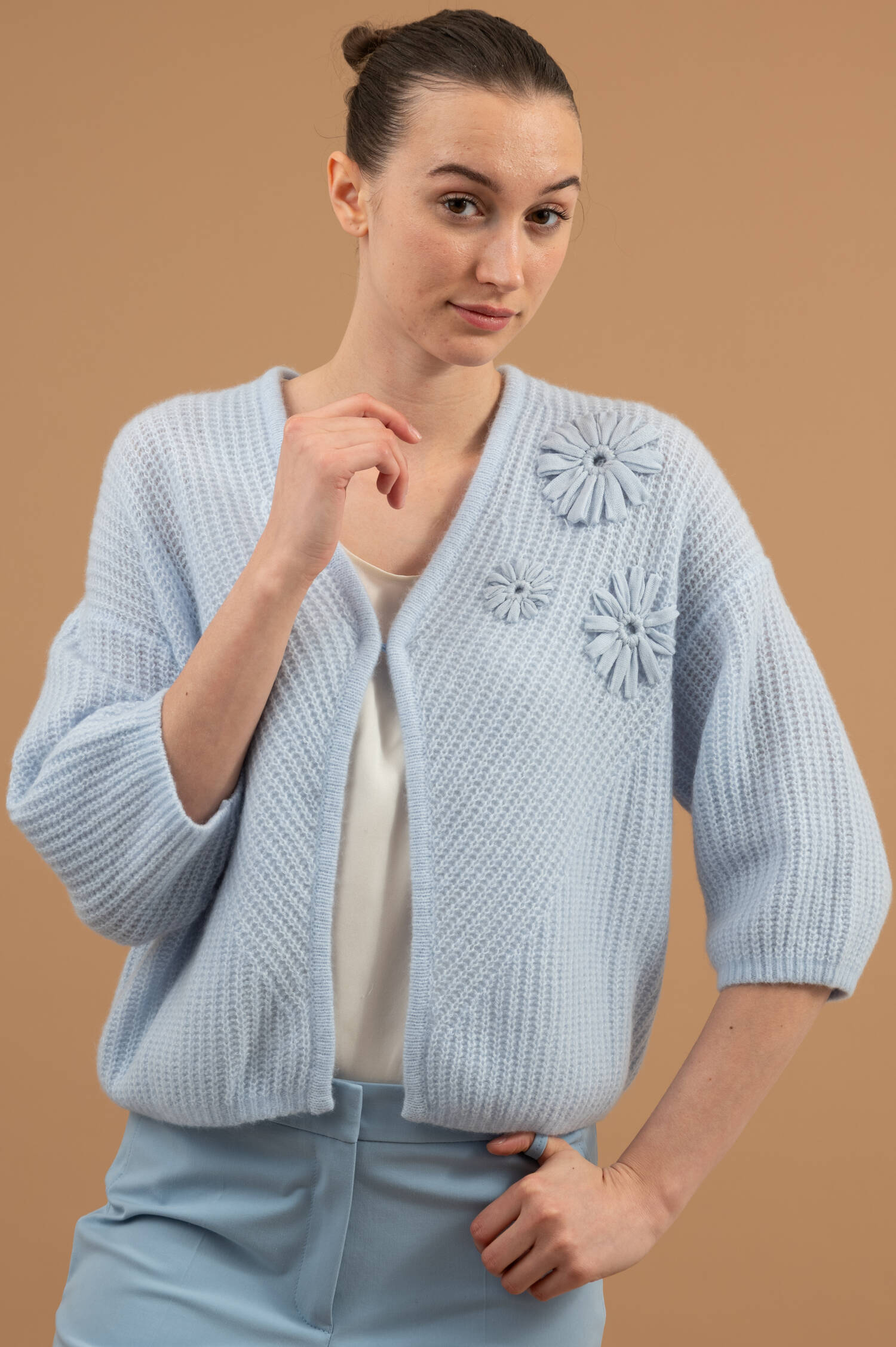 Patentstrickweste mit 3D-Blumen in Hellblau