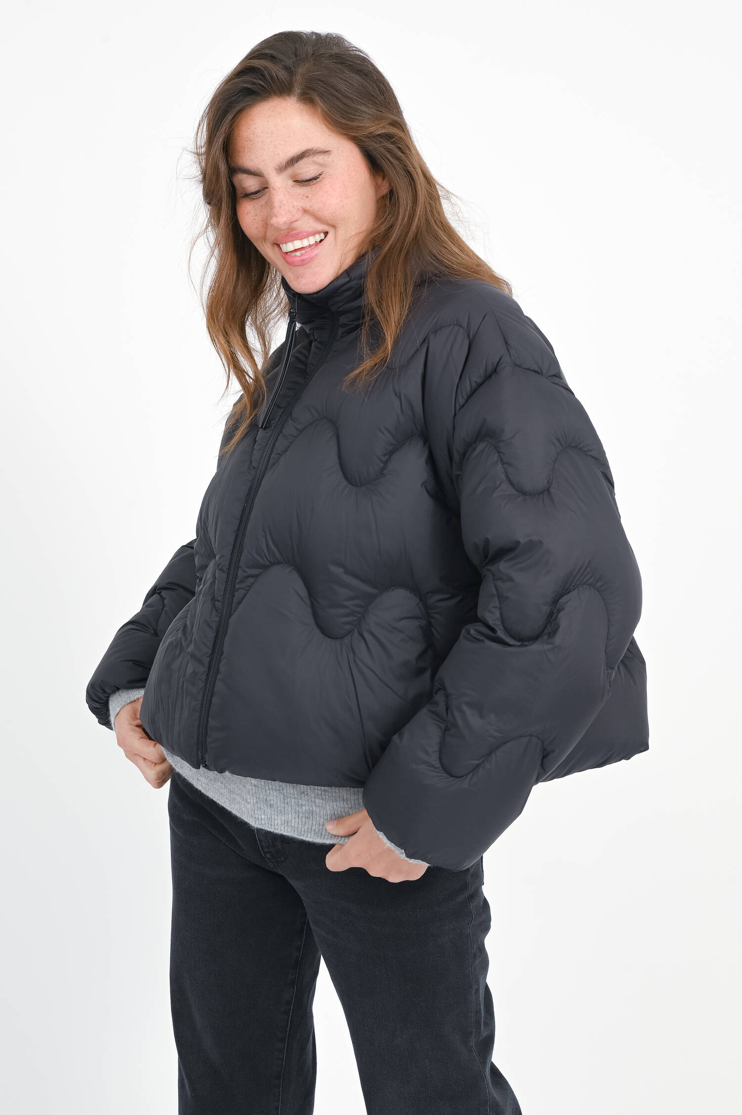 Daunenjacke mit Wellen-Stepp-Optik in Black