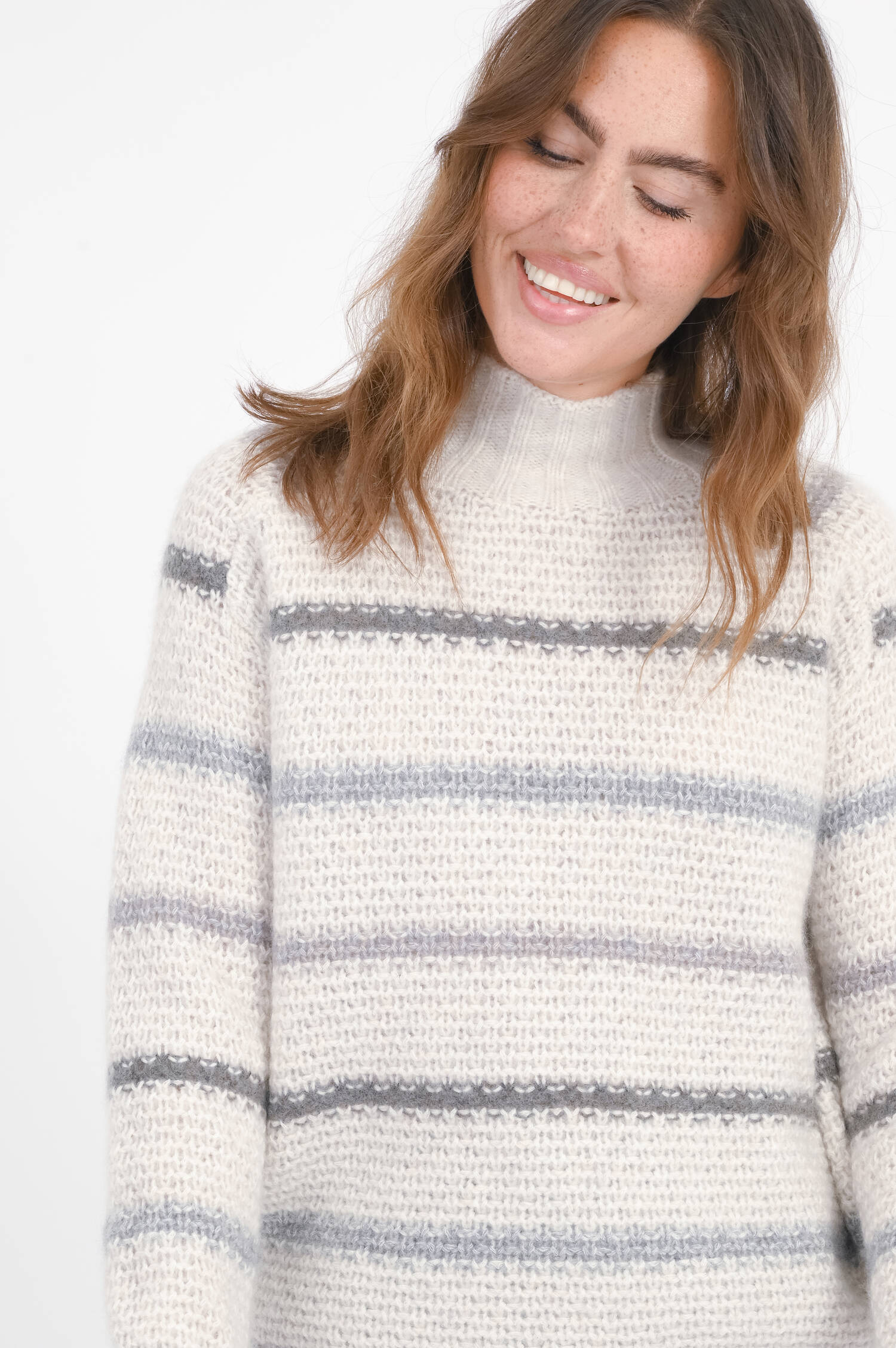 Strickpullover mit Streifen in Mixed Grey/White