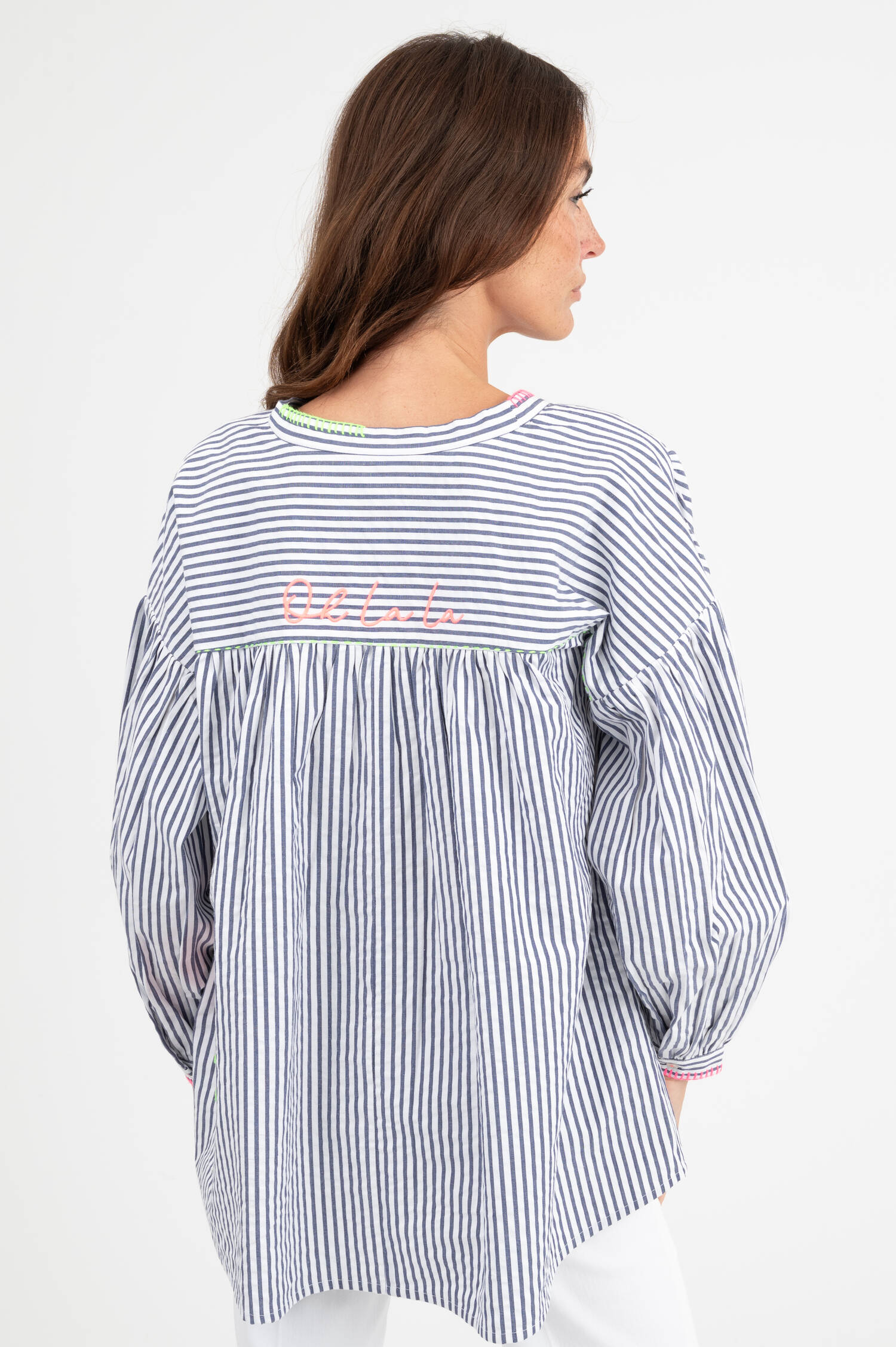 Bluse mit Stick-Applikation in Ecru/Blau