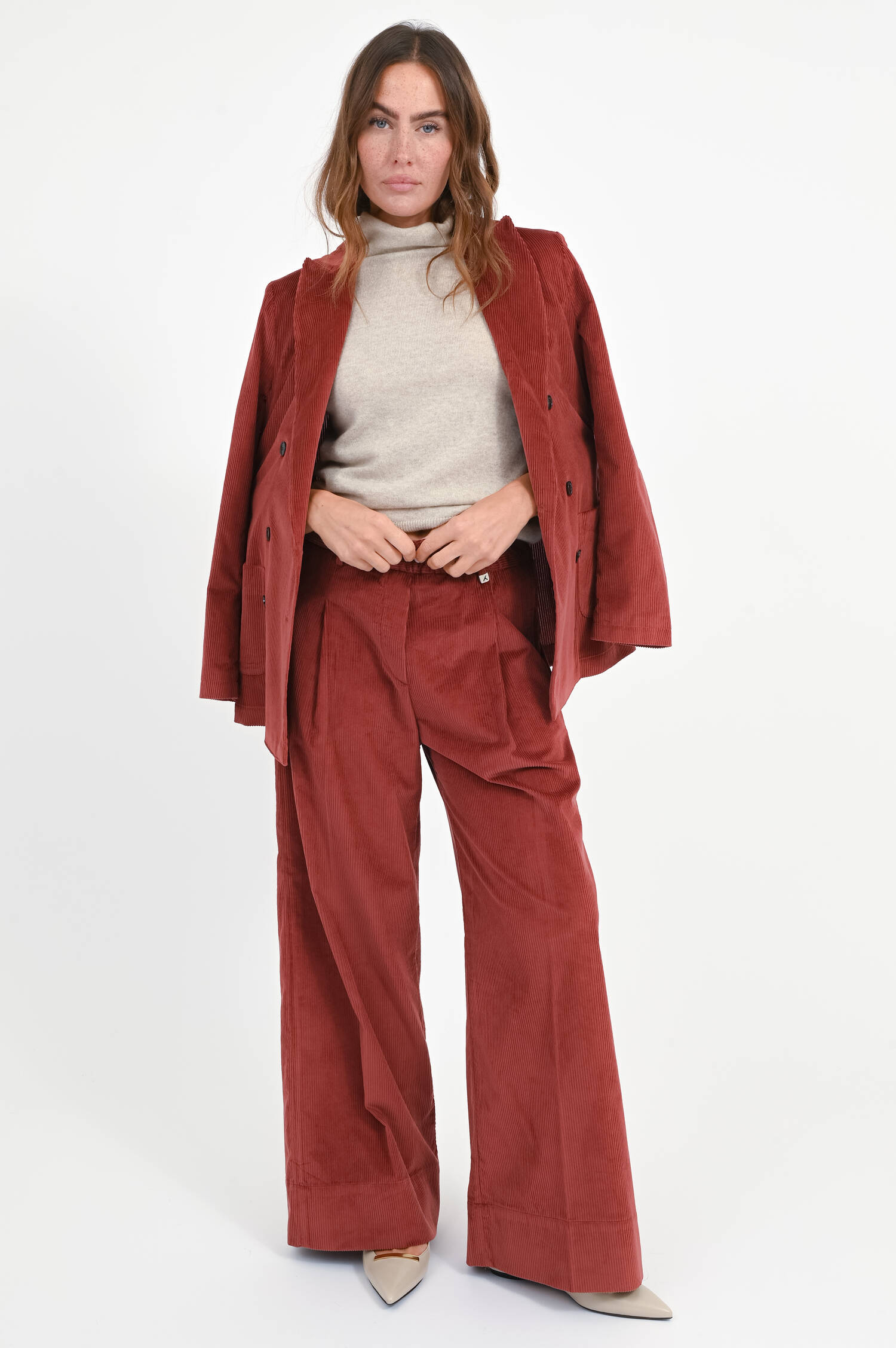 Cord-Hose mit Logo-Detail am Bund in Ziegelrot