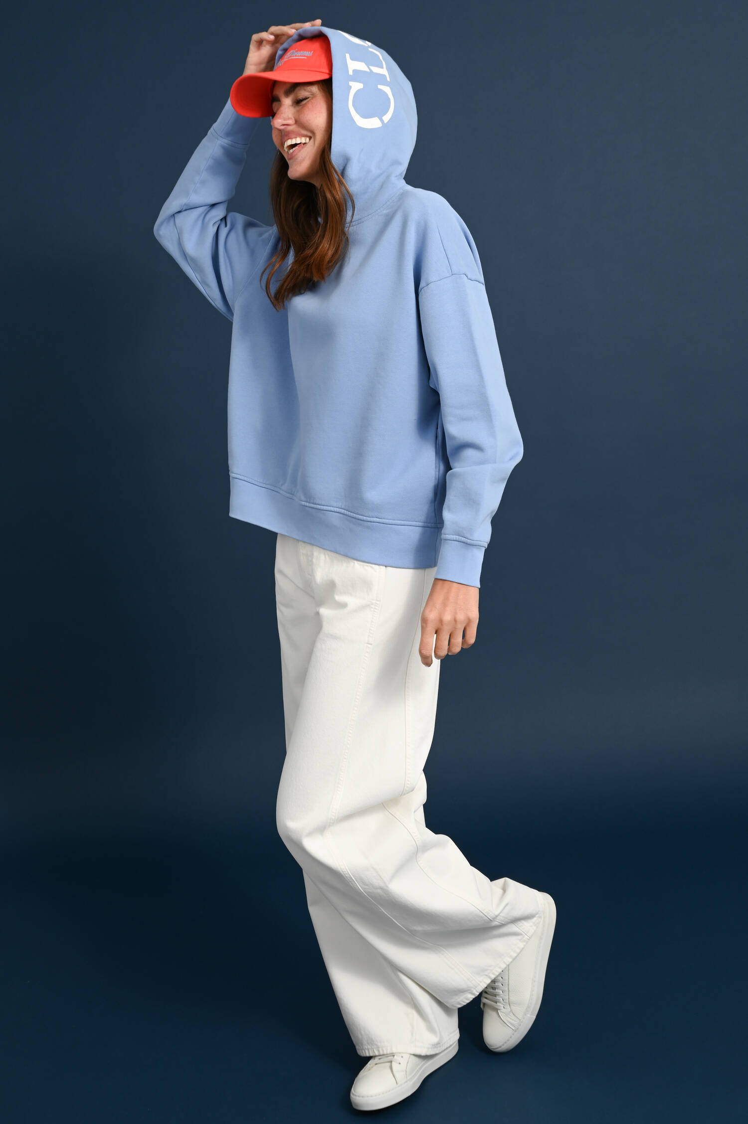 Kapuzenpullover mit Eingrifftaschen in Hellblau