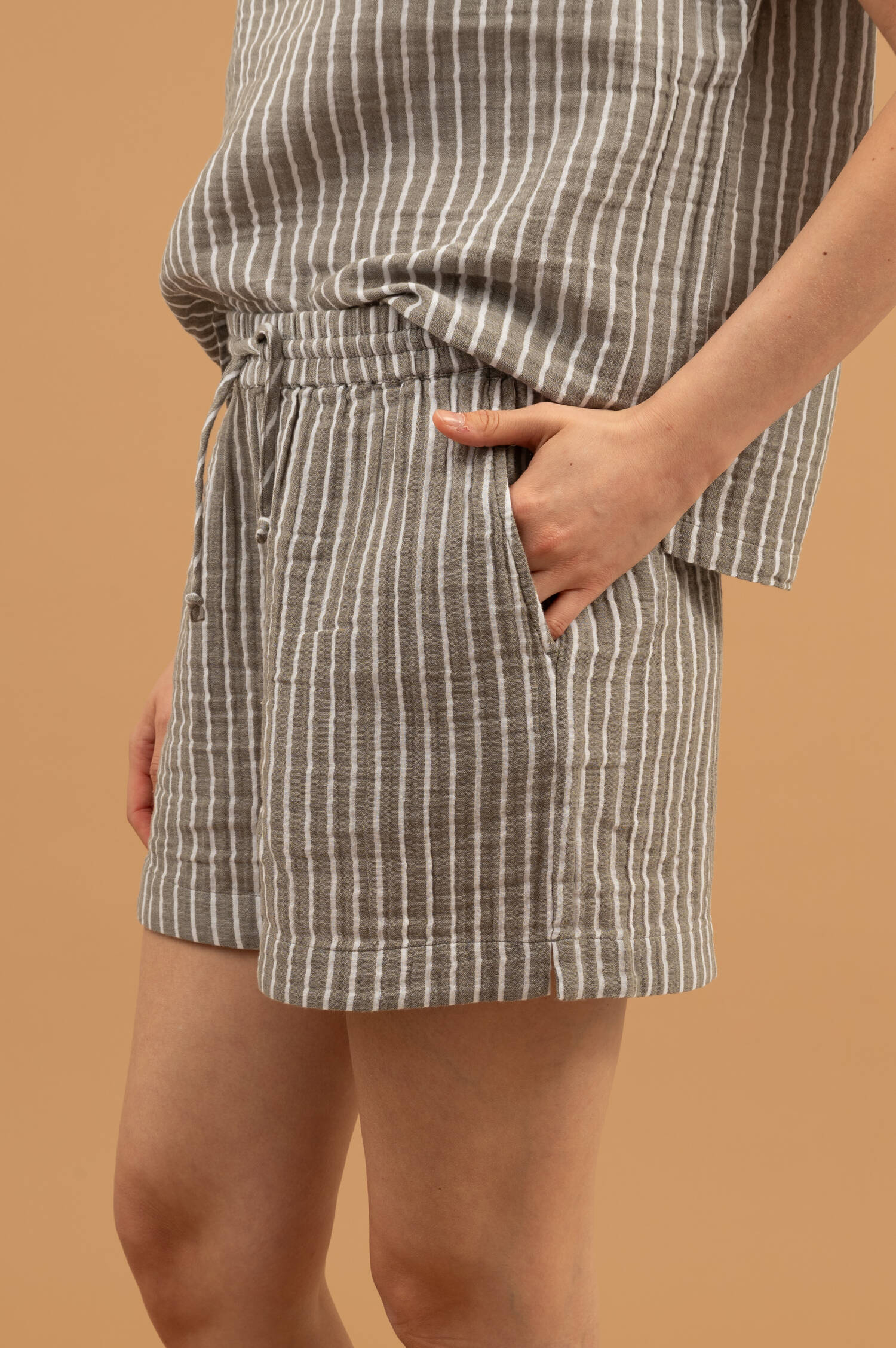 Steifenshorts in Light Olive/Weiß Steifenshorts in Light Olive/Weiß