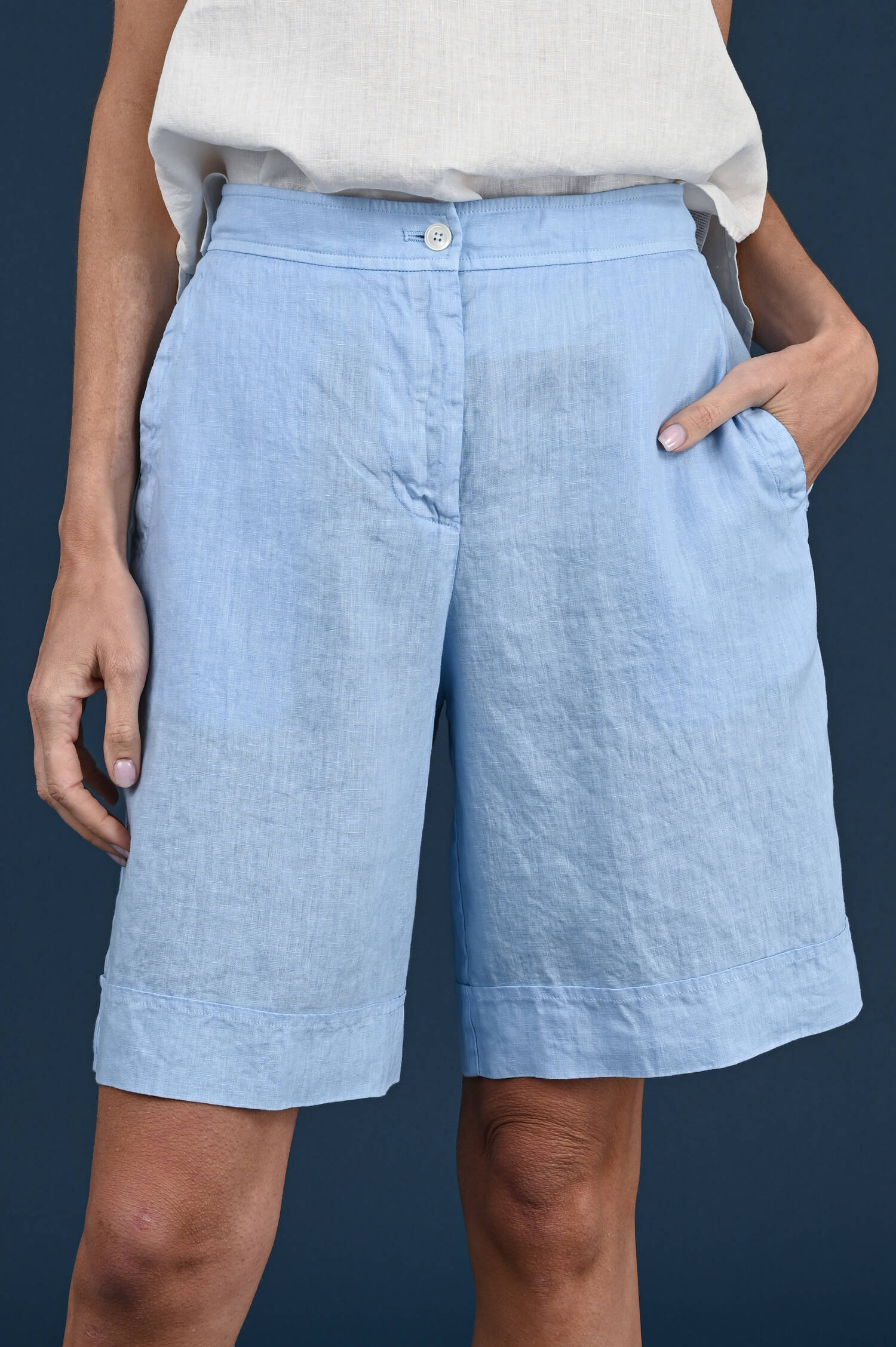 Leinenshorts in Hellblau