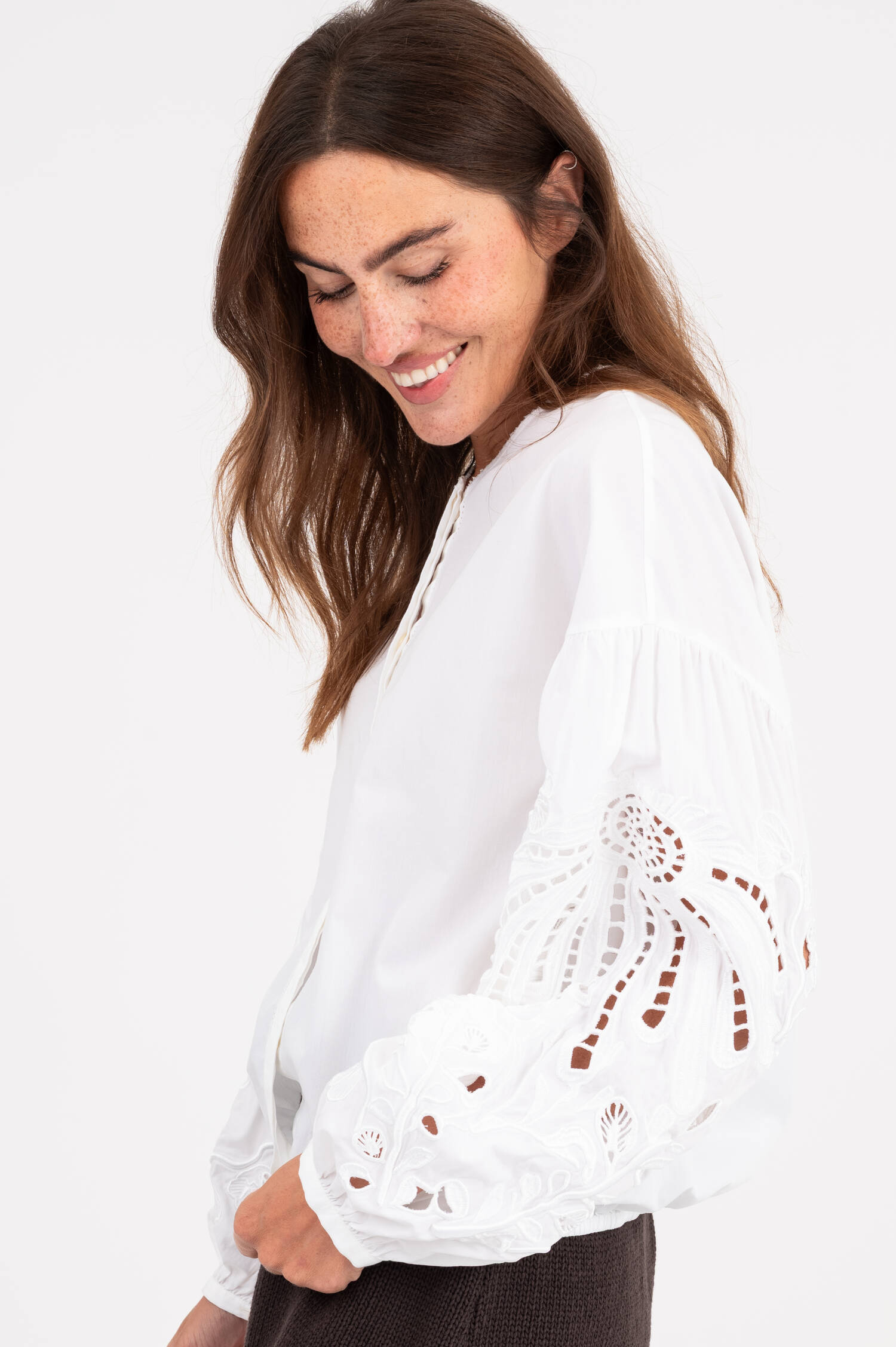 Bluse mit Broderie-Stick in Weiß Bluse mit Broderie-Stick in Weiß