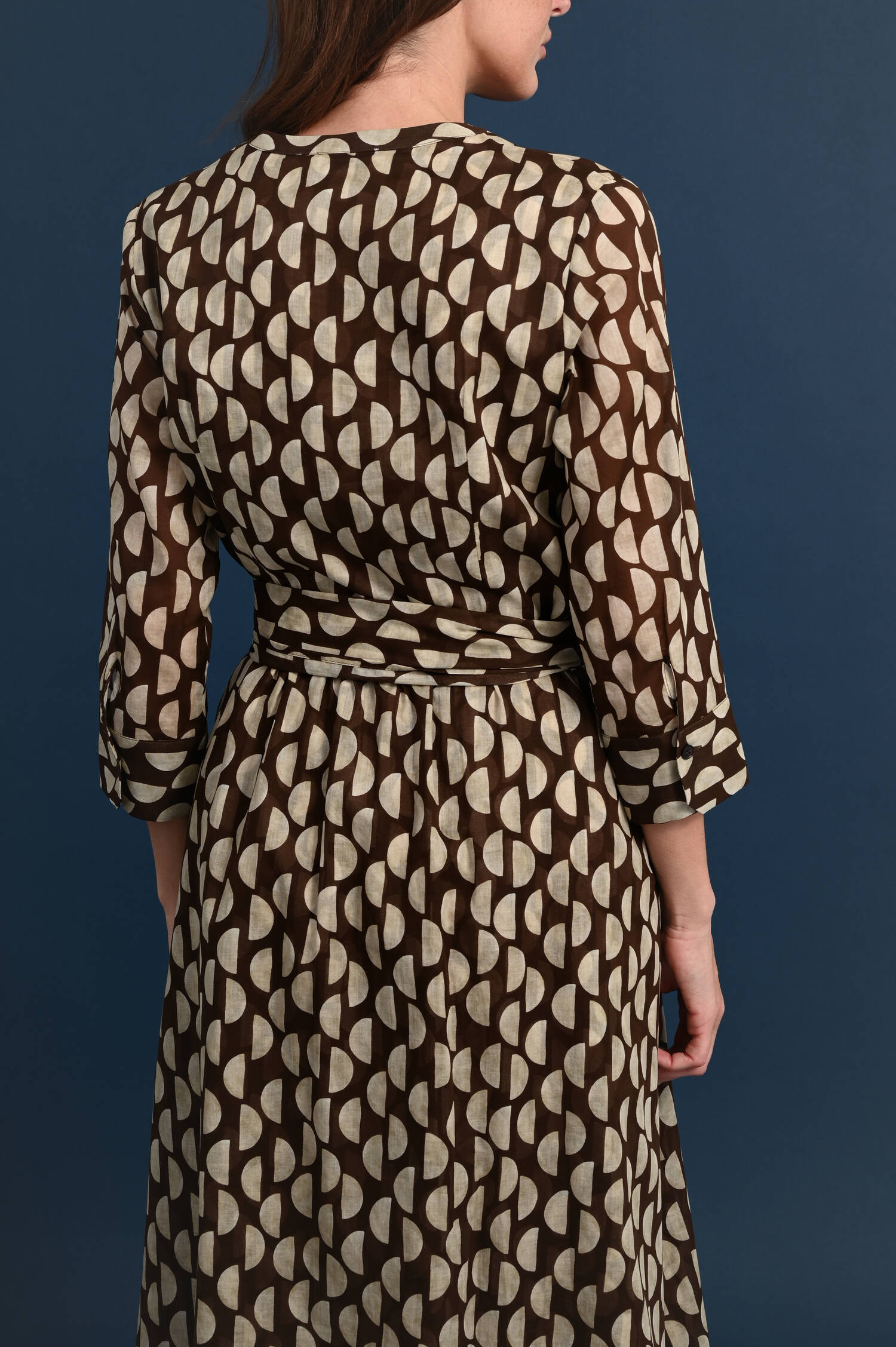 Hemdblusenkleid mit Halbkreismuster in Braun