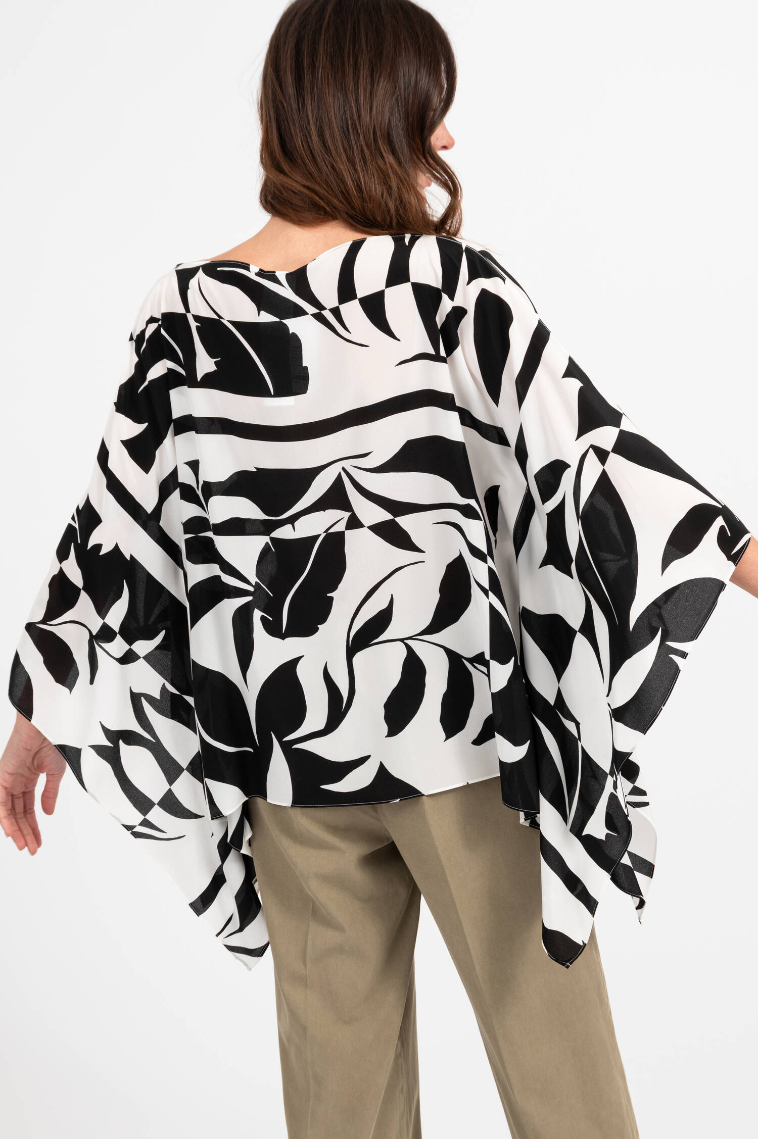Seiden Poncho TAMBUTO in Schwarz/Weiß