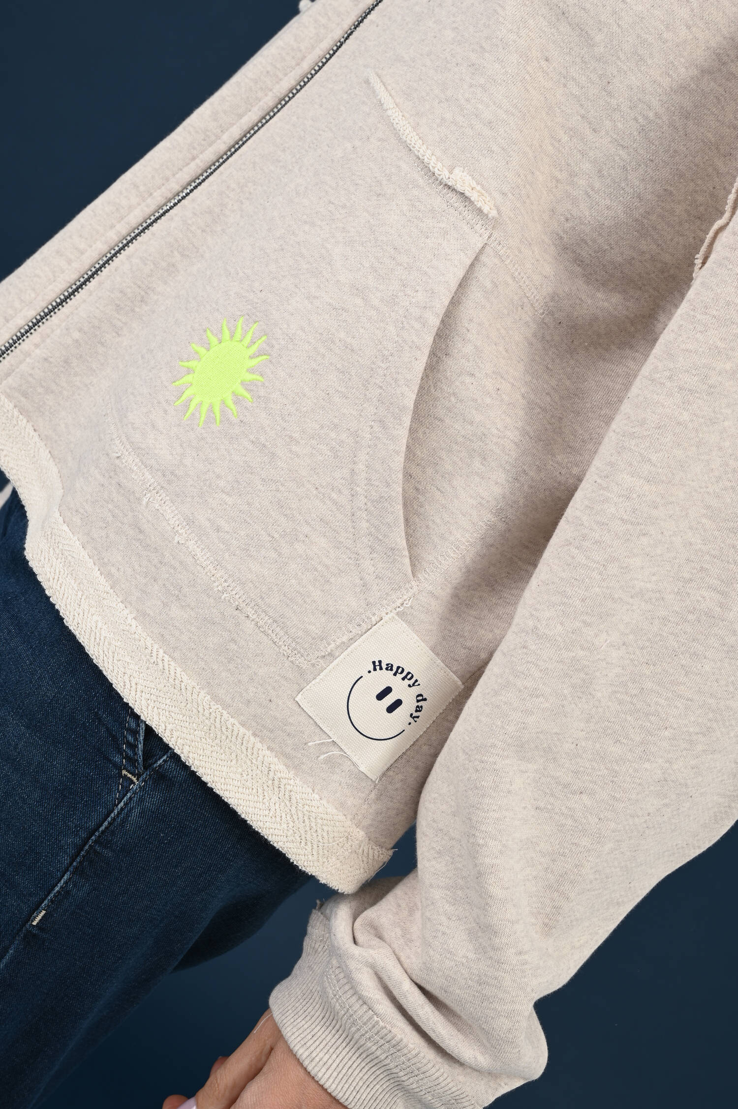 Kapuzensweater Good Mood Club in Light Beige