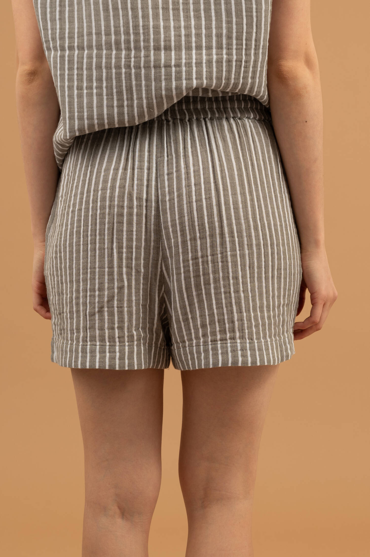 Steifenshorts in Light Olive/Weiß