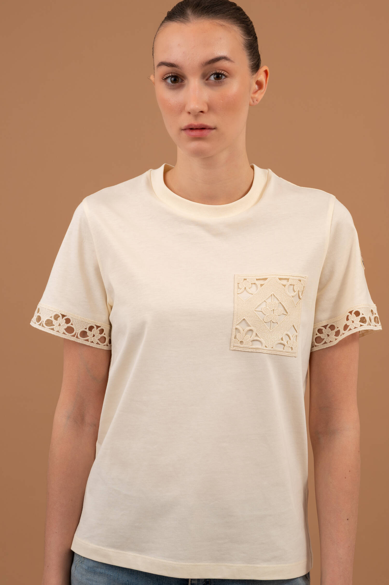 T-Shirt mit Guipure Spitzenbesatz in Creme