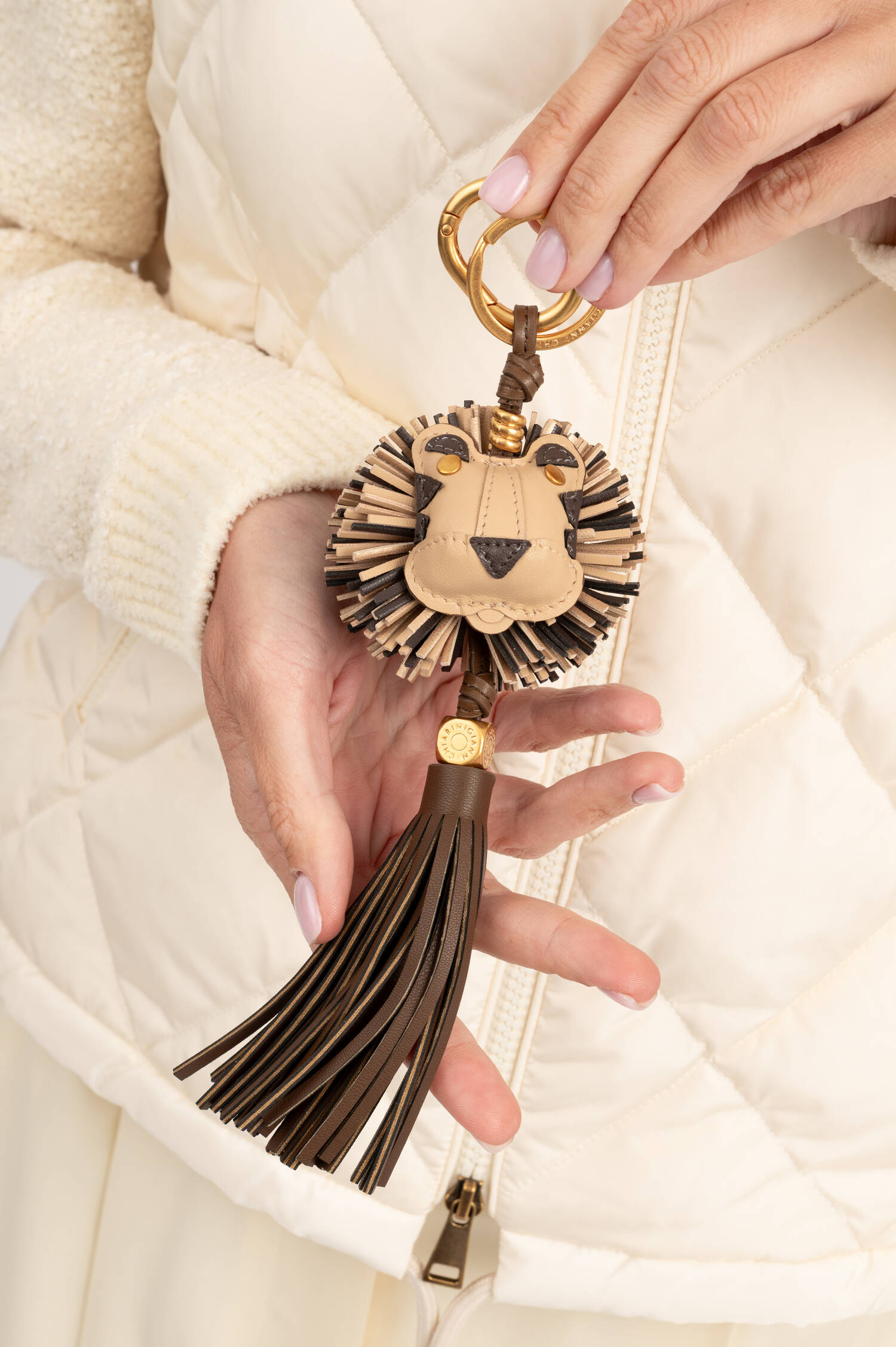 Lederanhänger CHARM LEO in Beige/Braun Lederanhänger CHARM LEO in Beige/Braun