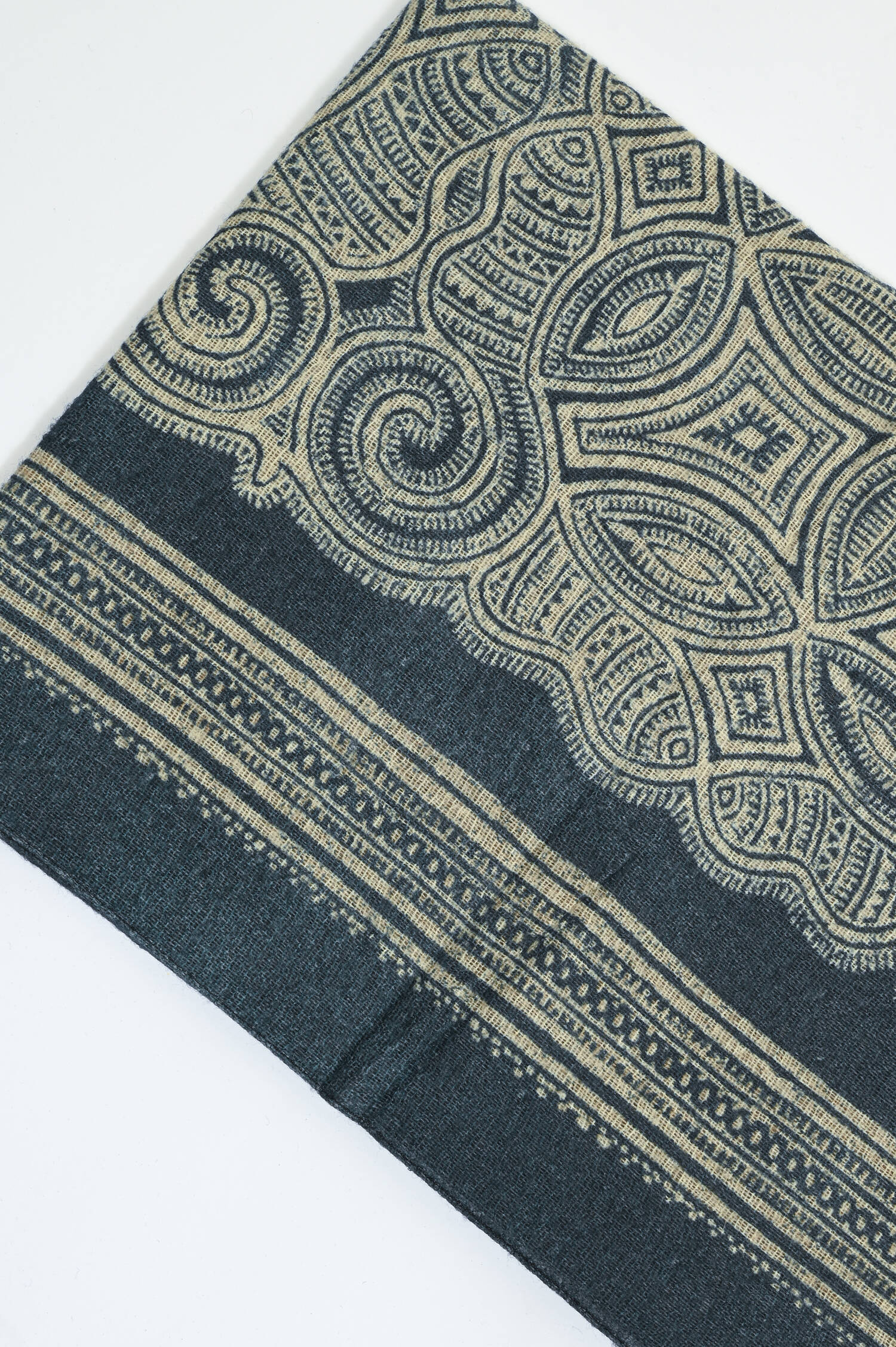 Gemusterter Schal aus Wolle in Blau/Creme